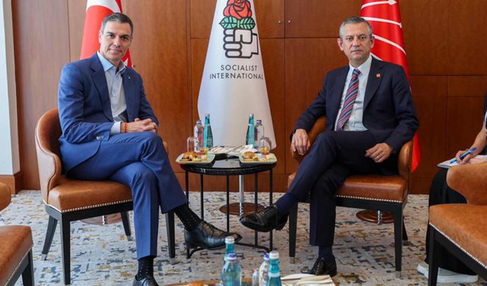 Özgür Özel'den İspanya Başbakanı Pedro'ya kutlama mesajı