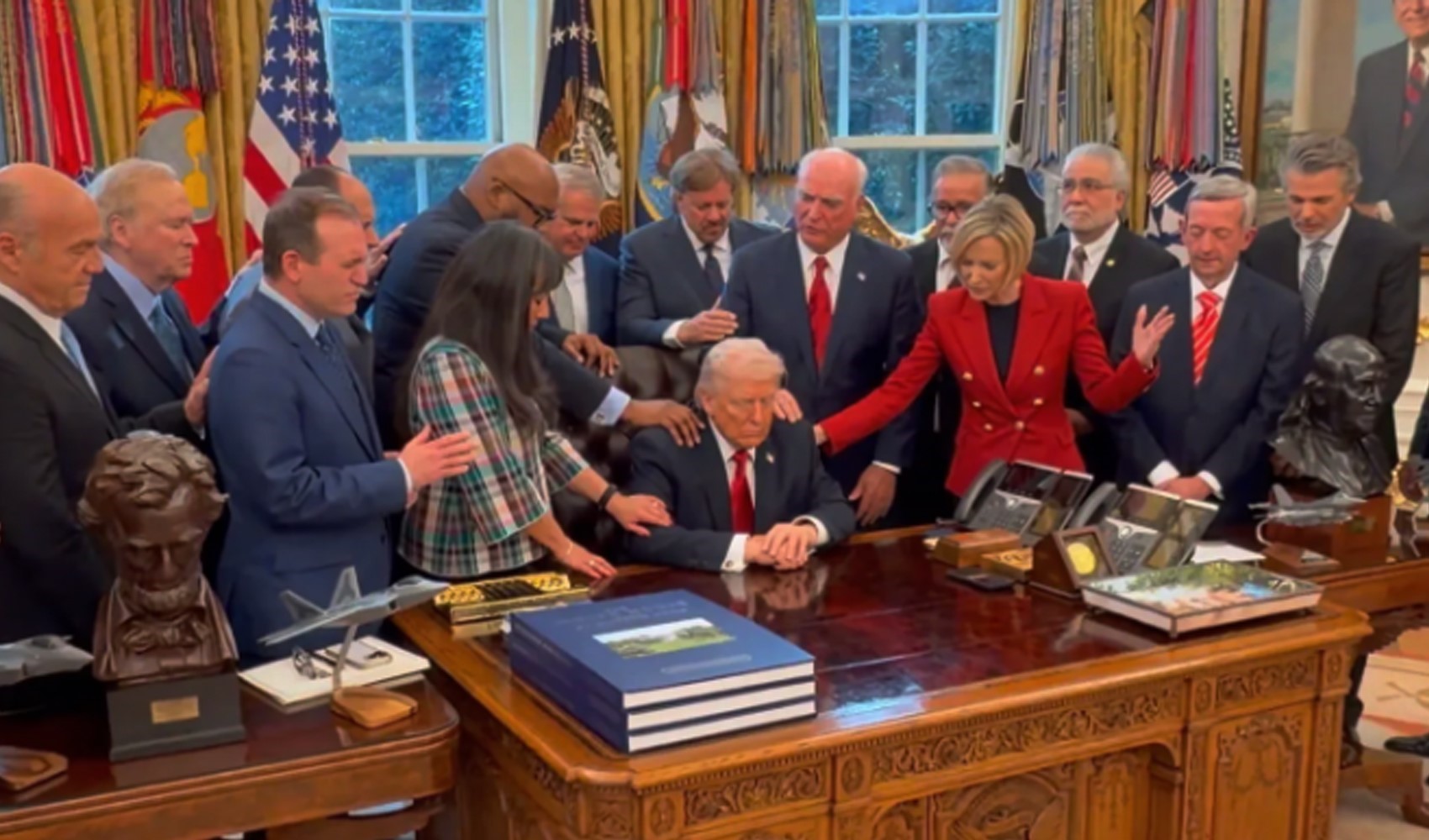 Trump için Oval Ofis'te papazlardan toplu dua
