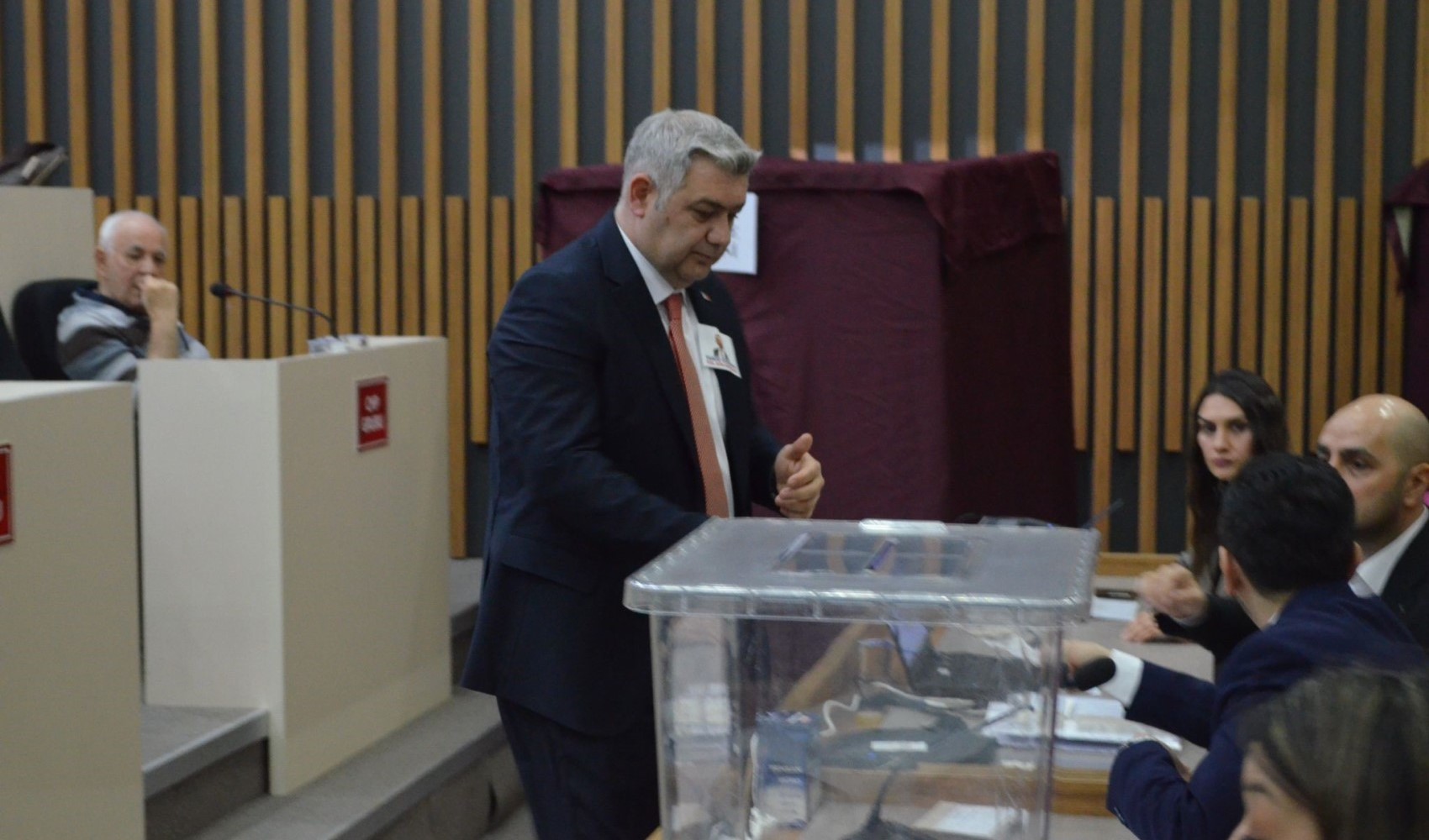 Görevden uzaklaştırılan Tanju Özcan’ın yerine yeni başkanvekili seçildi