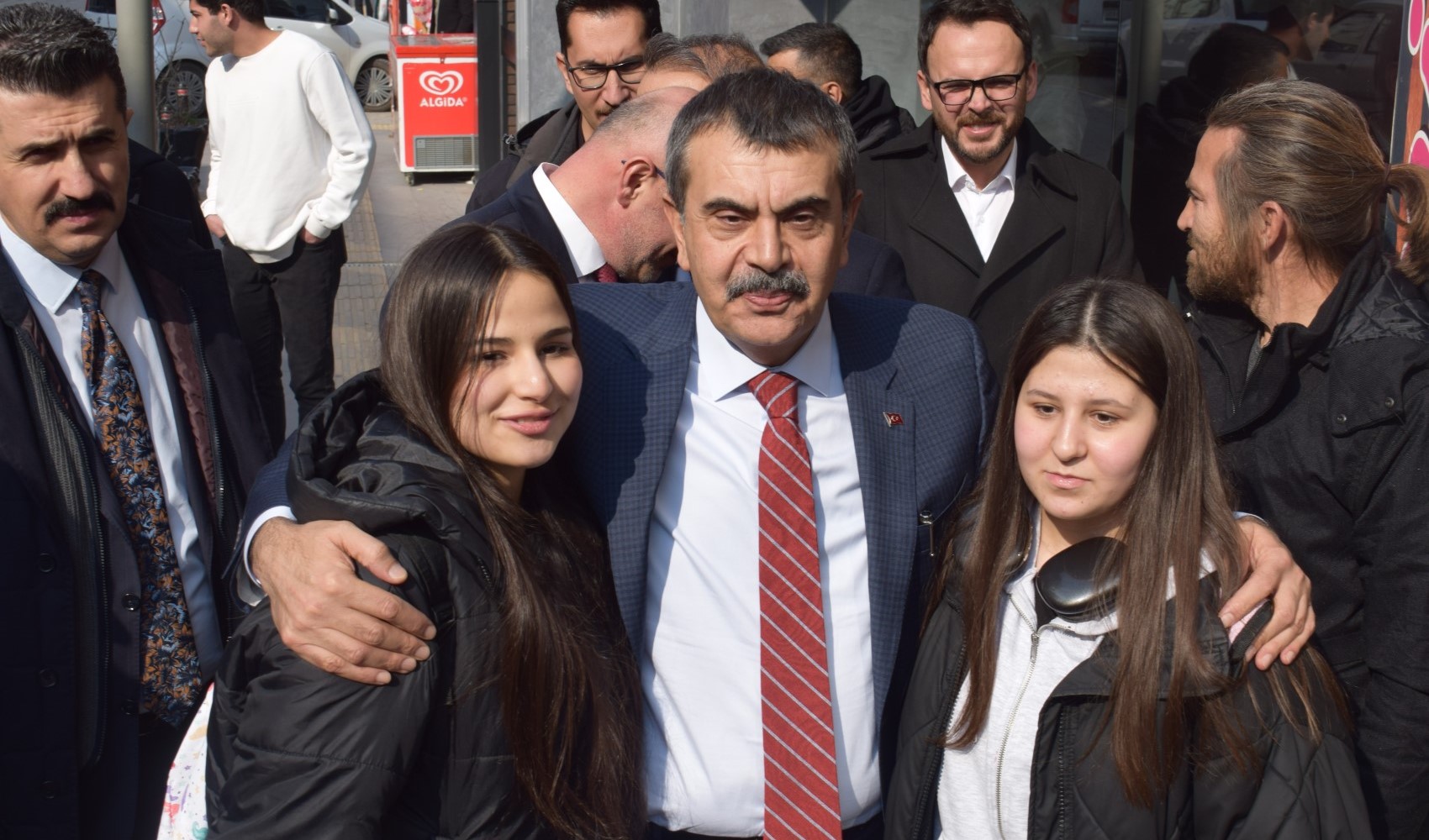 Bakan Tekin: Fatma öğretmenin adı görev yaptığı okula verildi