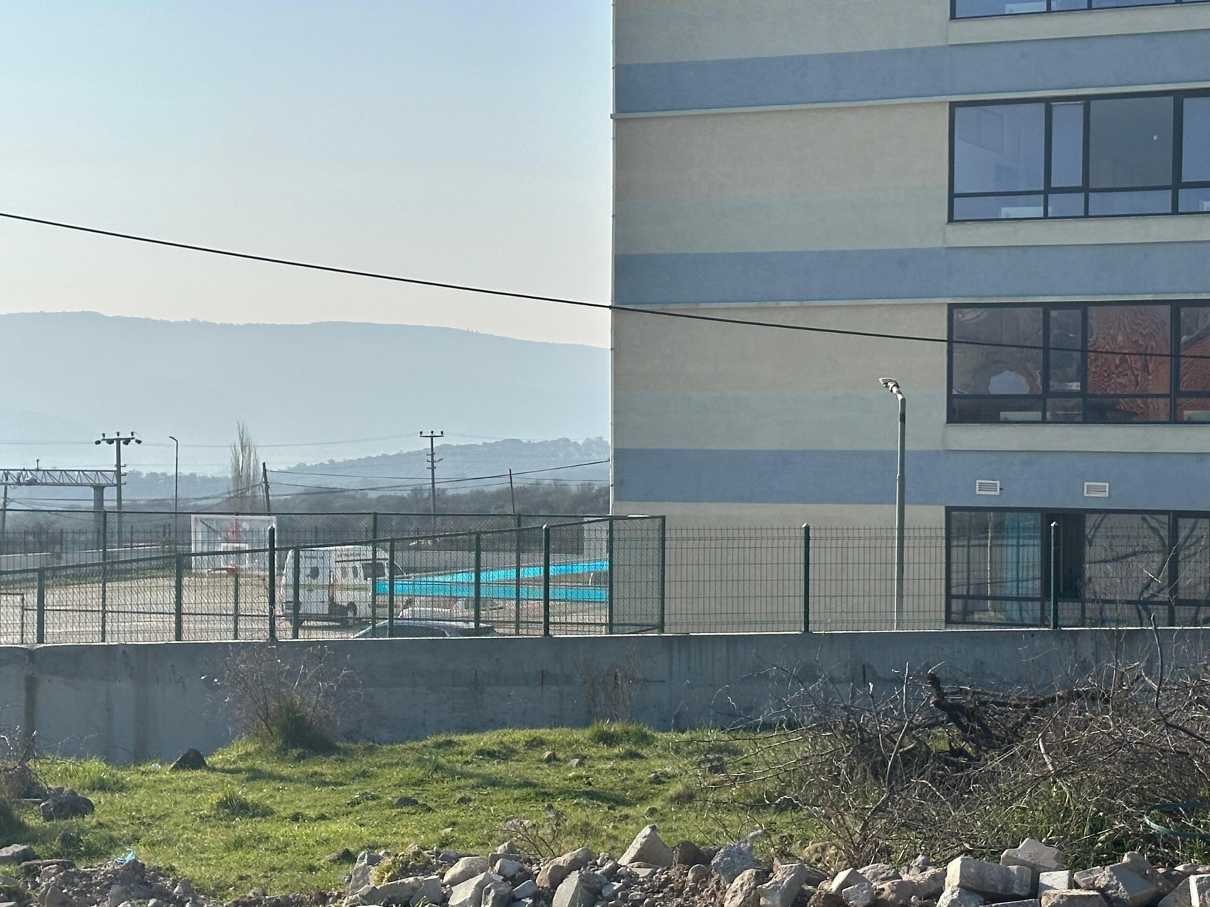 Lise öğrencisi okulun 3. katından atlayarak hayatını kaybetti