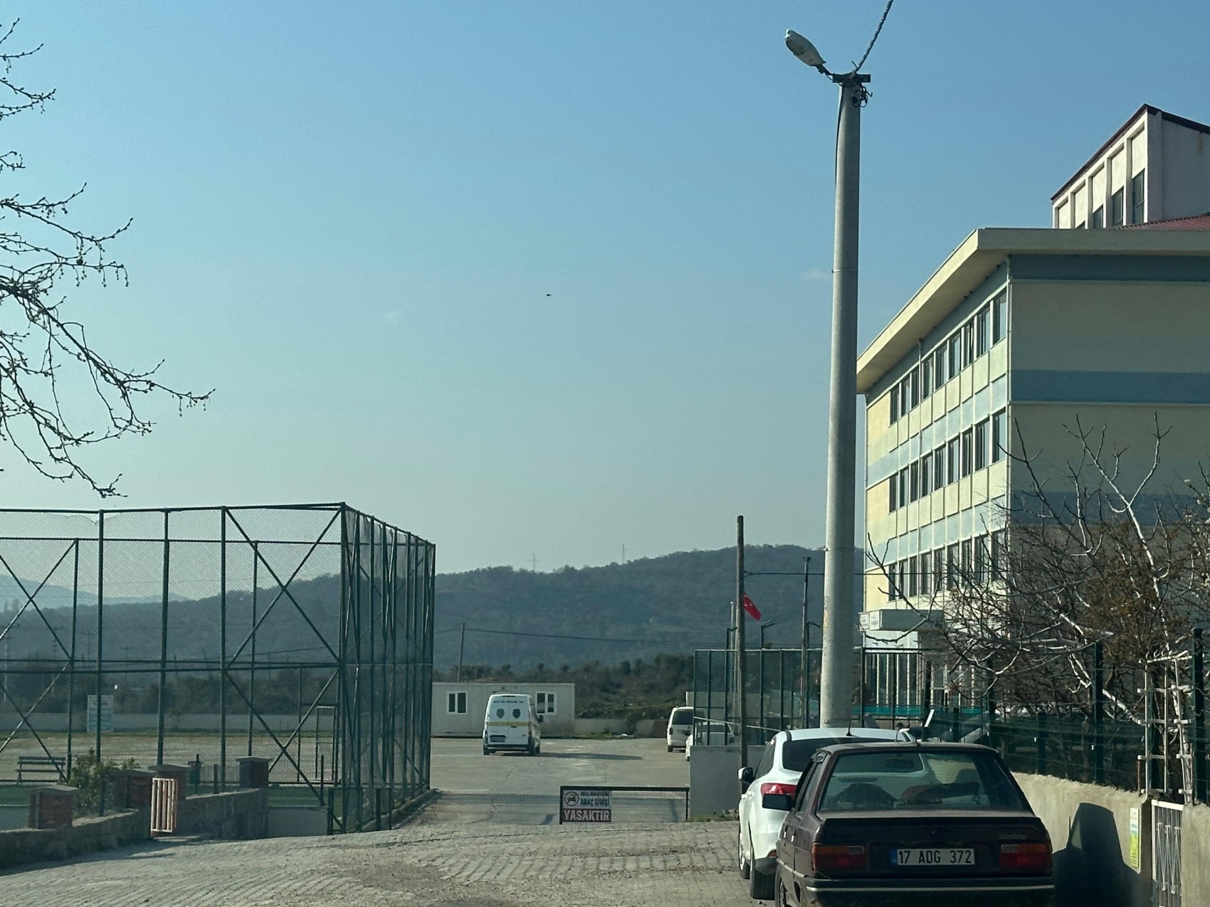 Lise öğrencisi okulun 3. katından atlayarak hayatını kaybetti