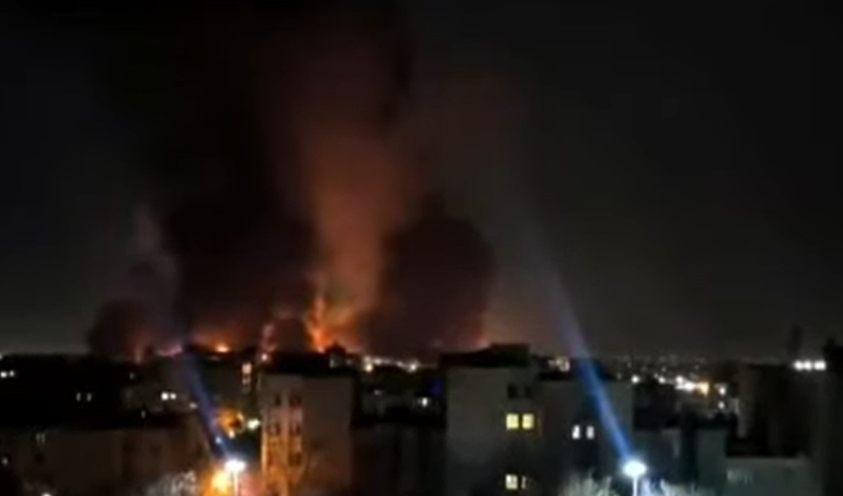 İsrail Tahran'da havaalanı vurdu