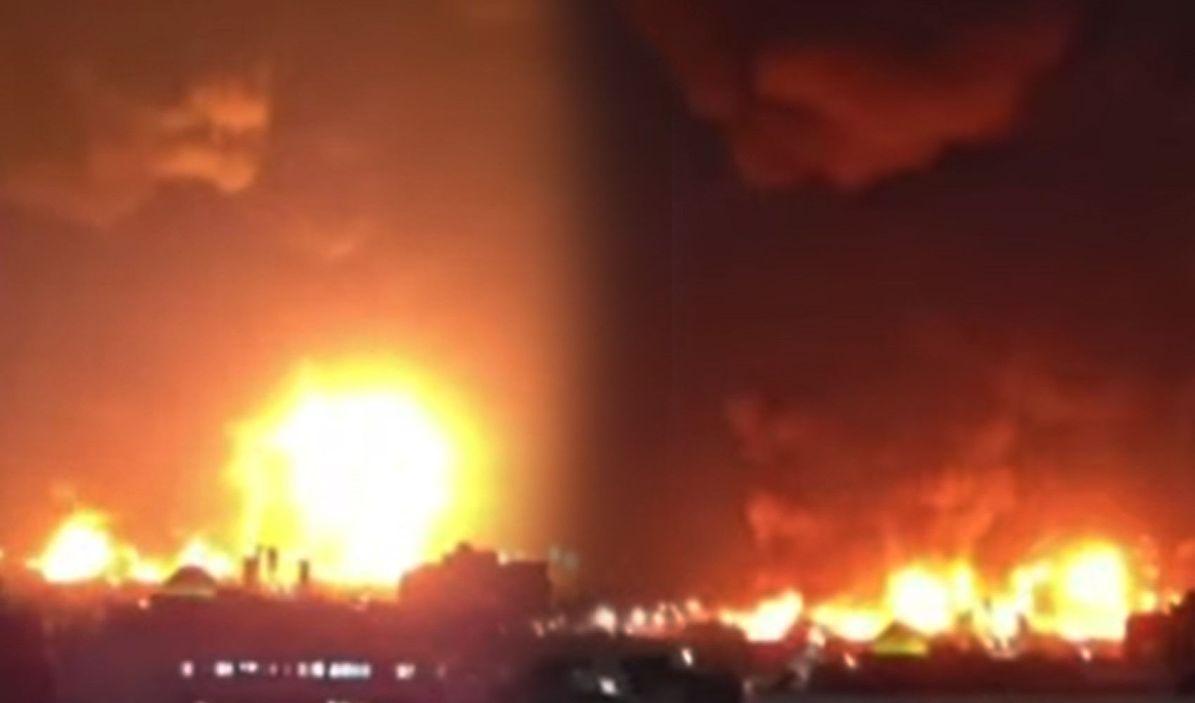 İsrail Tahran'da petrol depolama tesisini hedef aldı: Patlamalar ve yangınlar birbiri ardına geldi