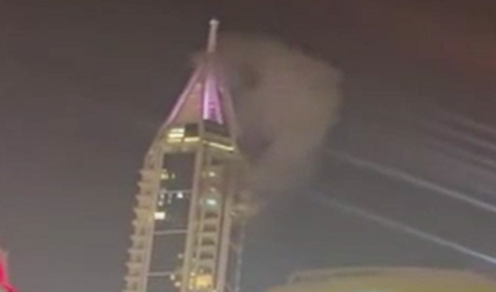 Dubai'de gökdelende patlama meydana geldi