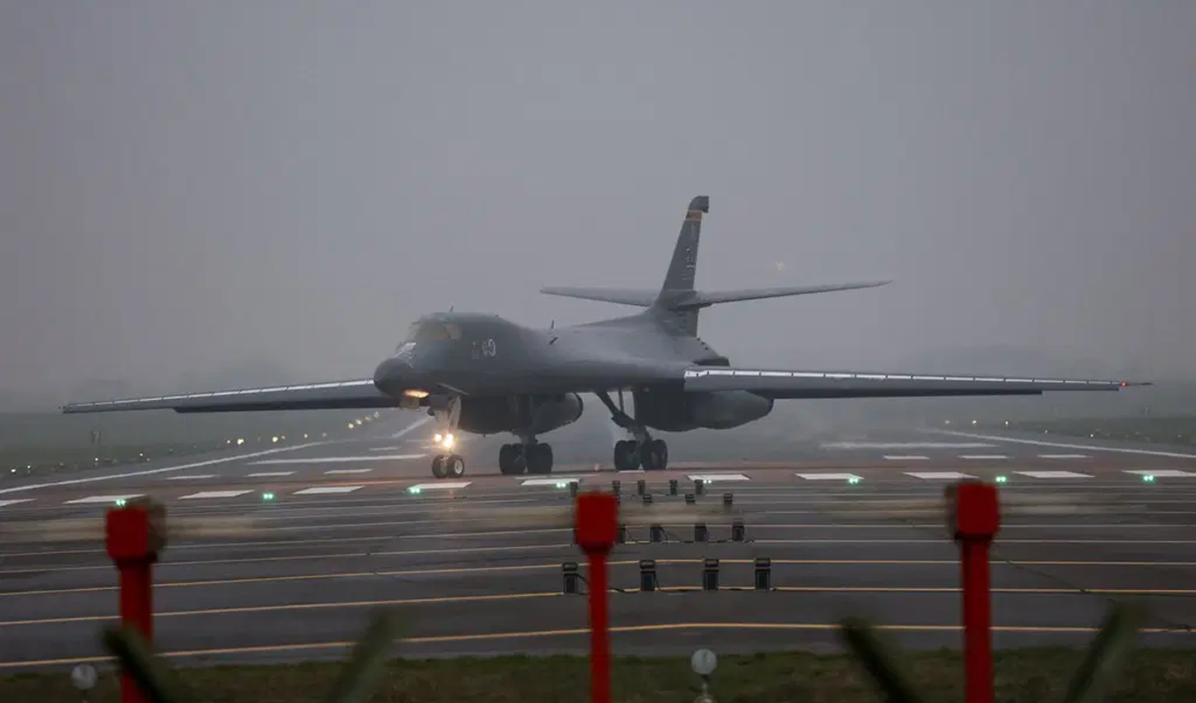 ABD'nin stratejik bombardıman uçağı İngiltere'ye indi