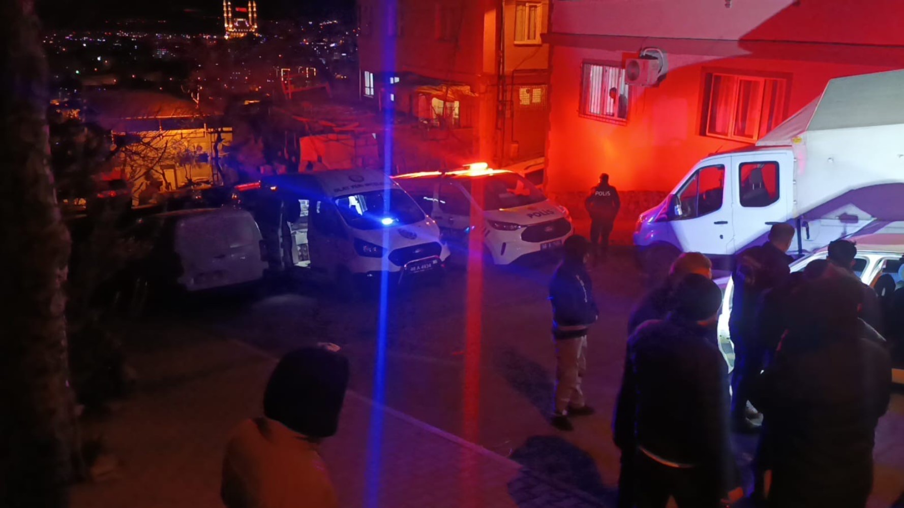 Eski eşinden çocuğunu almaya giden adam, silahla vuruldu: Ağır yaralandı