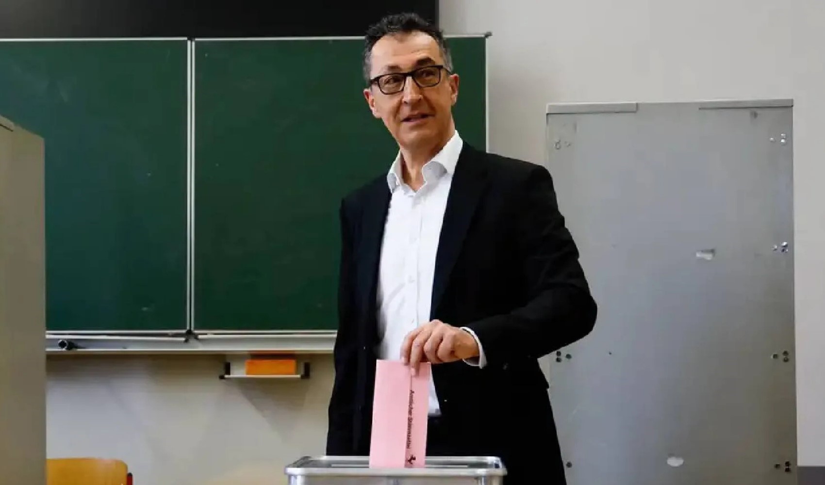 Almanya'da parlemento seçimleri... Cem Özdemir liderliğini sürdürüyor