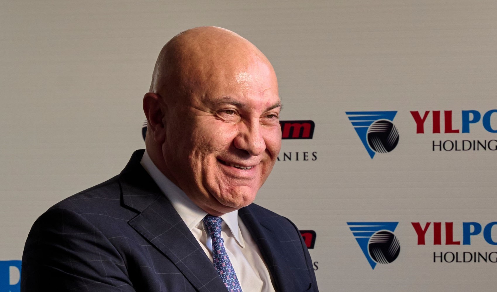 Fenerbahçe - Samsunspor maçında tansiyon yükseldi: Yüksel Yıldırım, Fenerbahçe taraftarıyla kavga etti