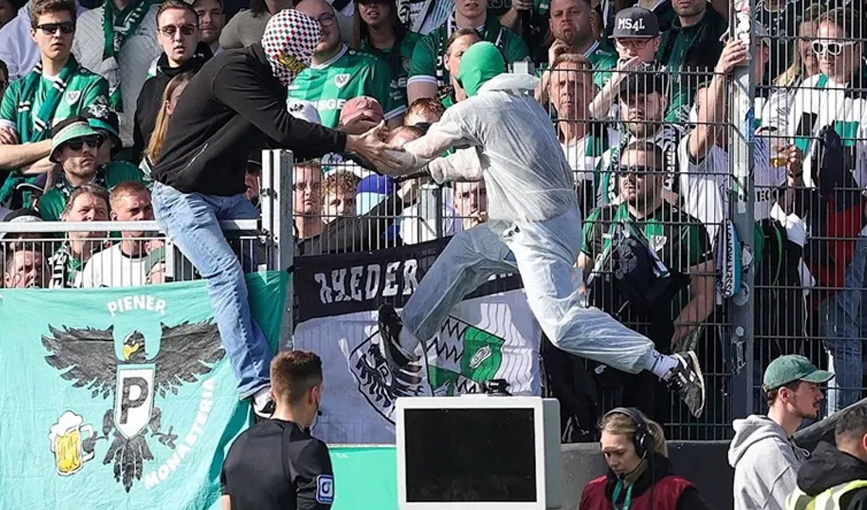 Incredibile in Germania: un tifoso ruba il cavo del monitor VAR per evitare un rigore