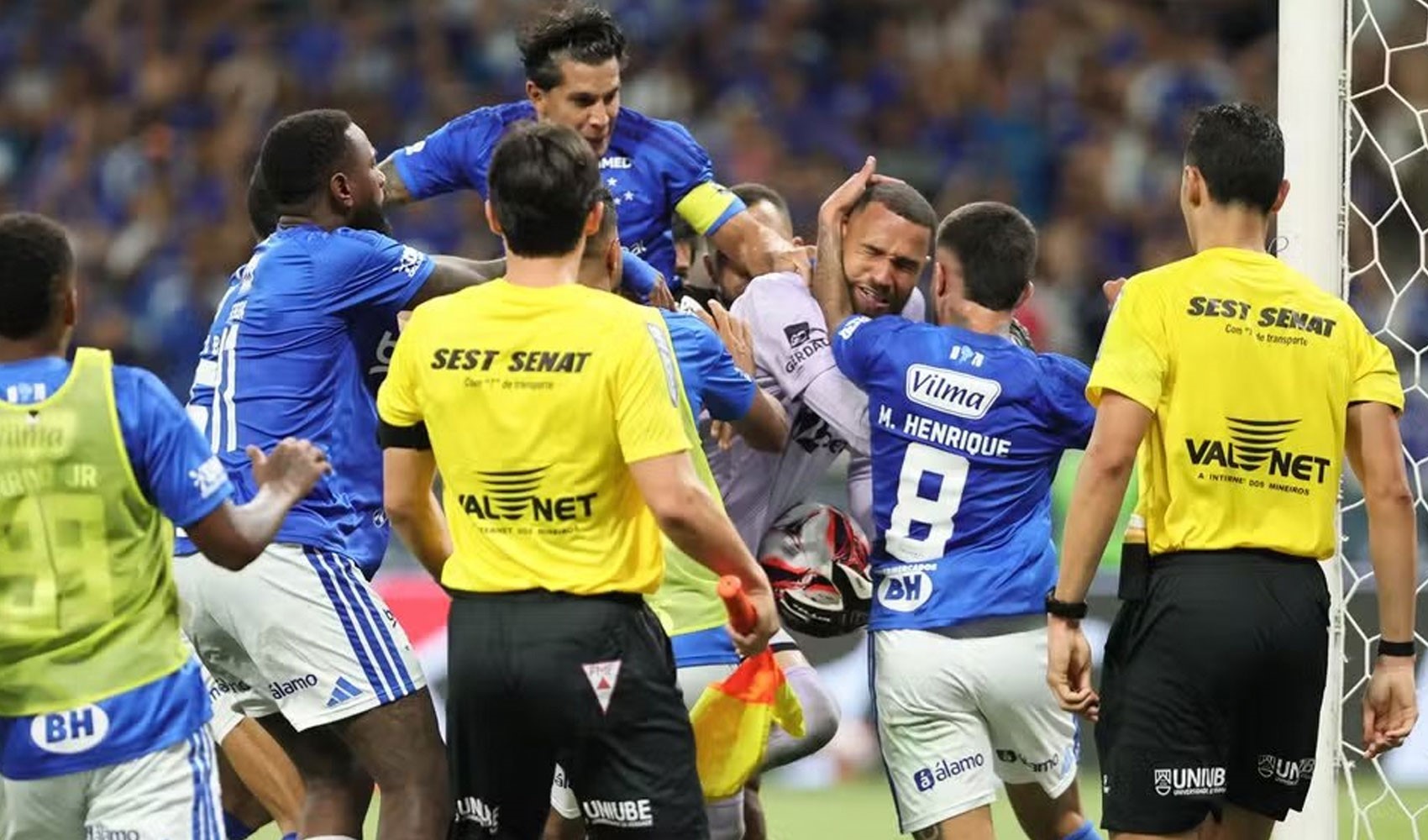 Brezilya’da Cruzeiro–Atletico Mineiro derbisinde tekme tokatlı kavga