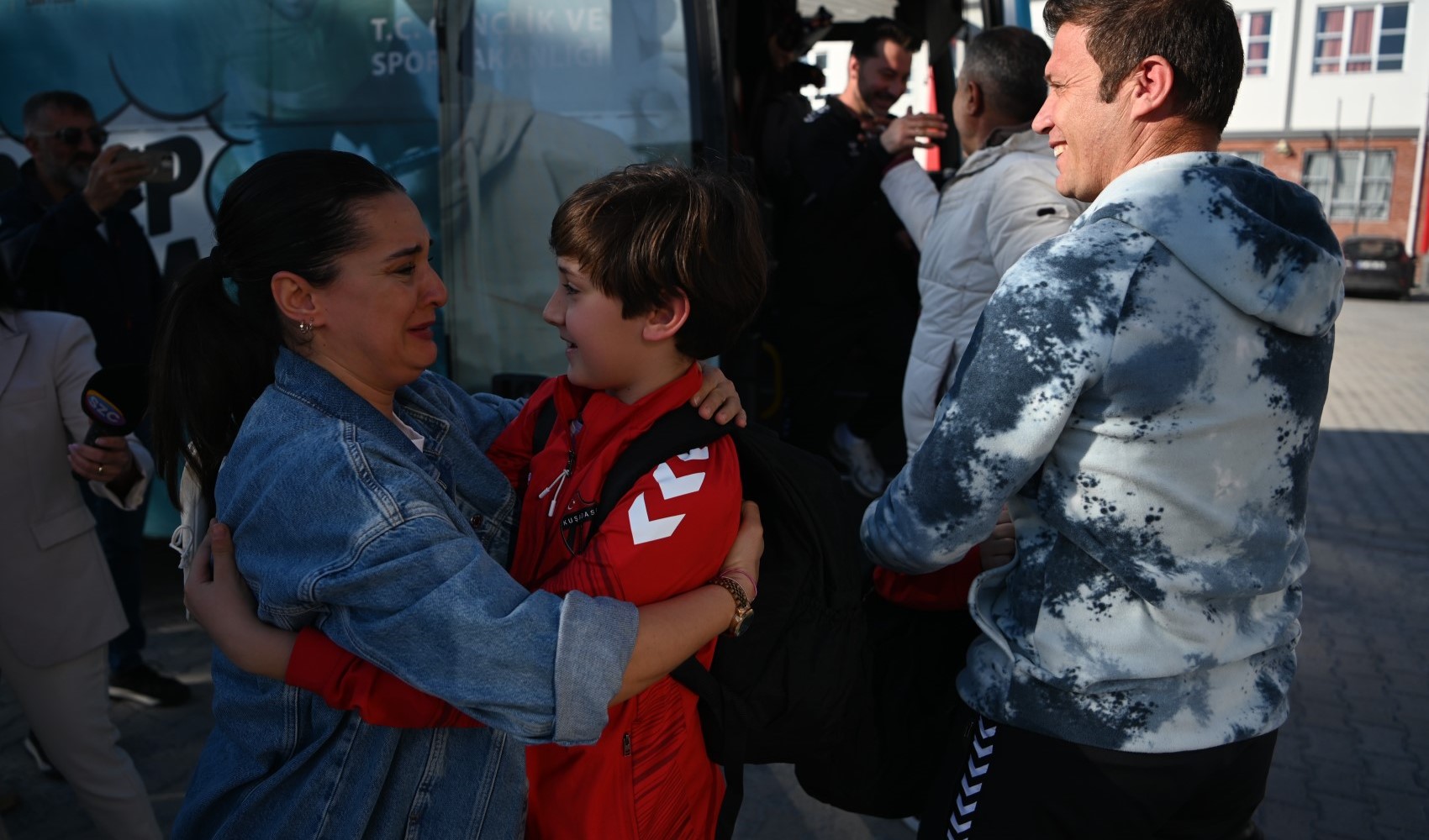 Katar'da mahsur kalan Türk sporcular memleketine döndü