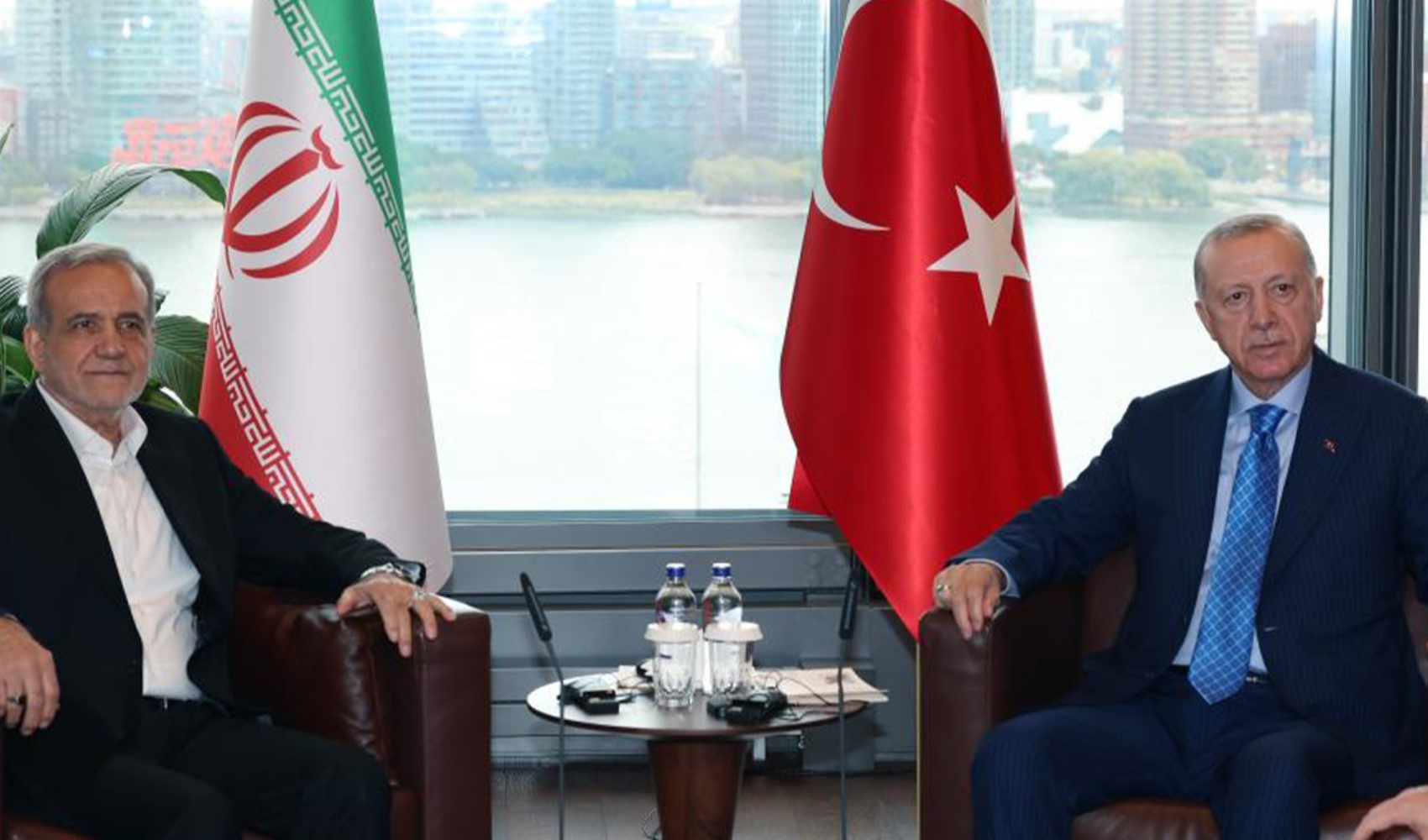 Erdoğan ile görüşen Pezeşkiyan'dan Türkiye'ye düşen füzelere dair açıklama