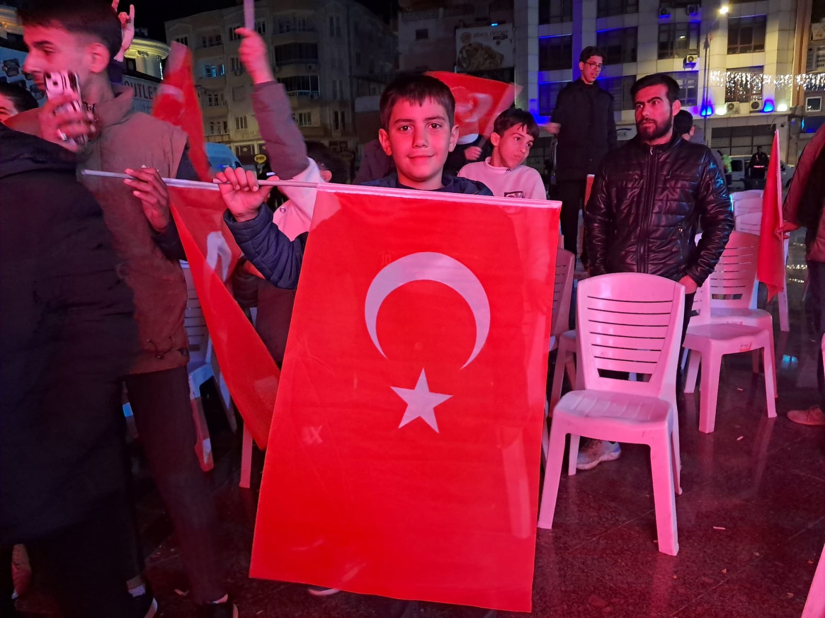 Sınırın sıfır noktasında Dünya Kupası coşkusu: Türk bayrakları dalgalandı