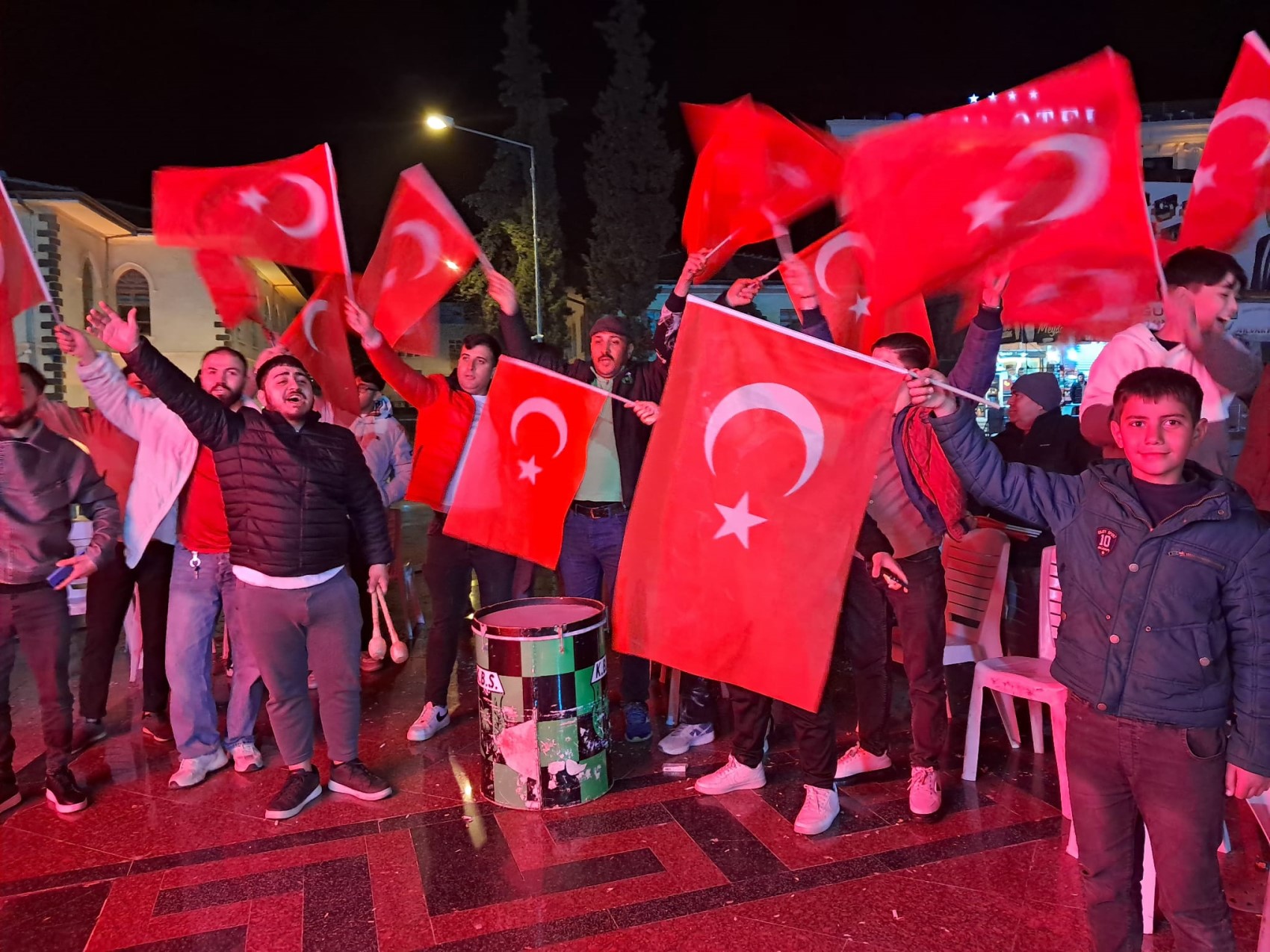 Sınırın sıfır noktasında Dünya Kupası coşkusu: Türk bayrakları dalgalandı
