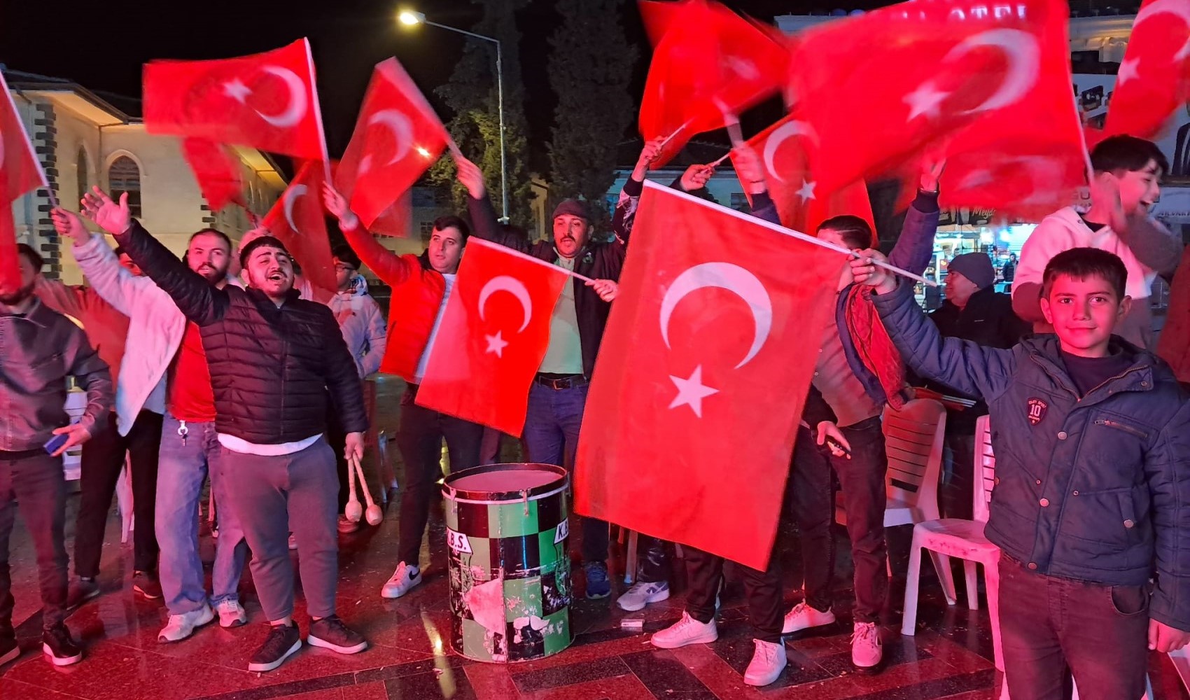 Sınırın sıfır noktasında Dünya Kupası coşkusu: Türk bayrakları dalgalandı