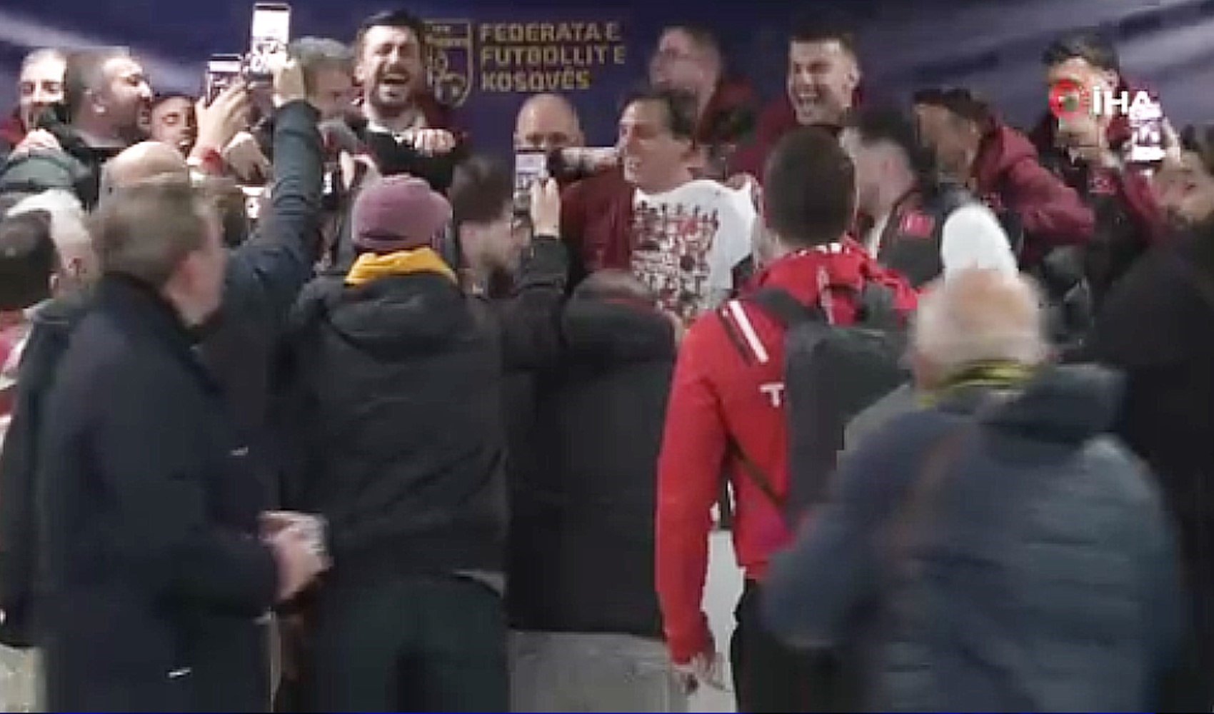 Montella'ya basın toplantısında sulu kutlama