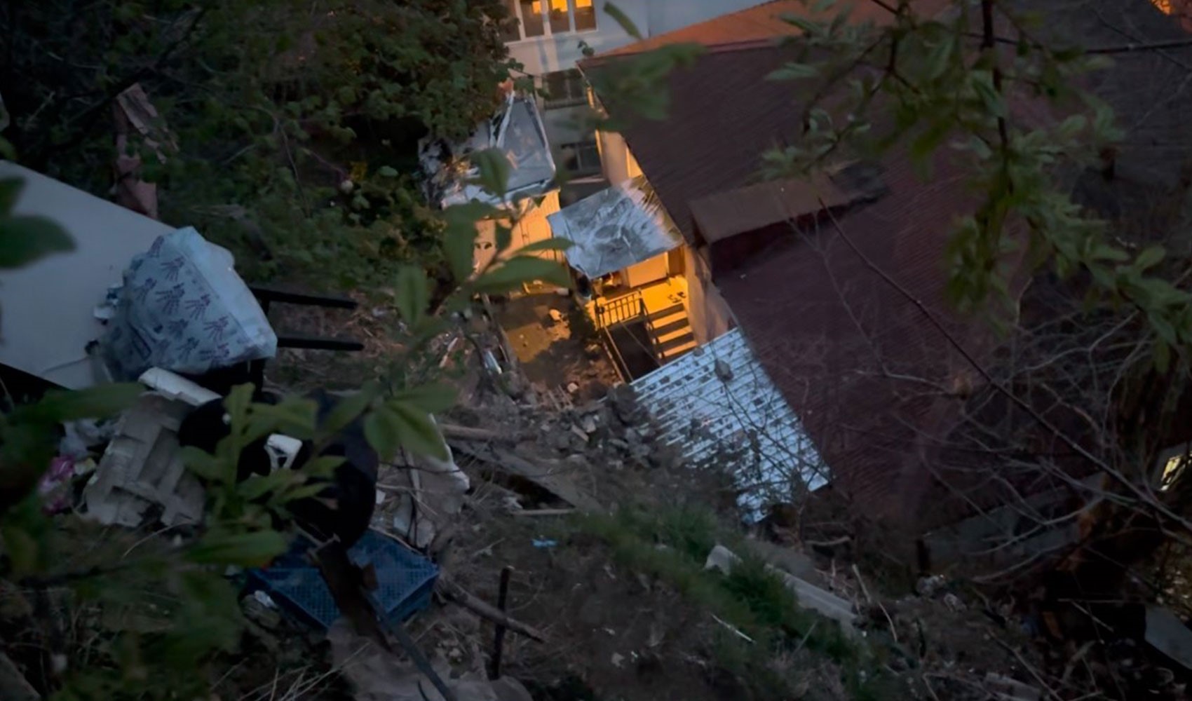 Sarıyer'de toprak kayması: 6 bina tahliye edildi