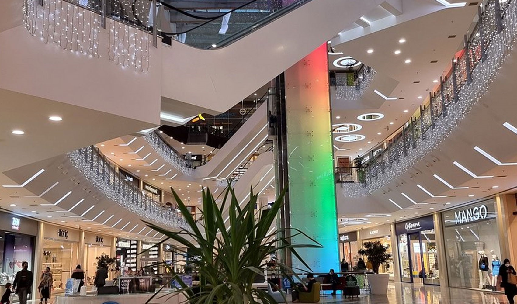 Ünlü AVM 18 yaş altını velisiz içeri almayacak