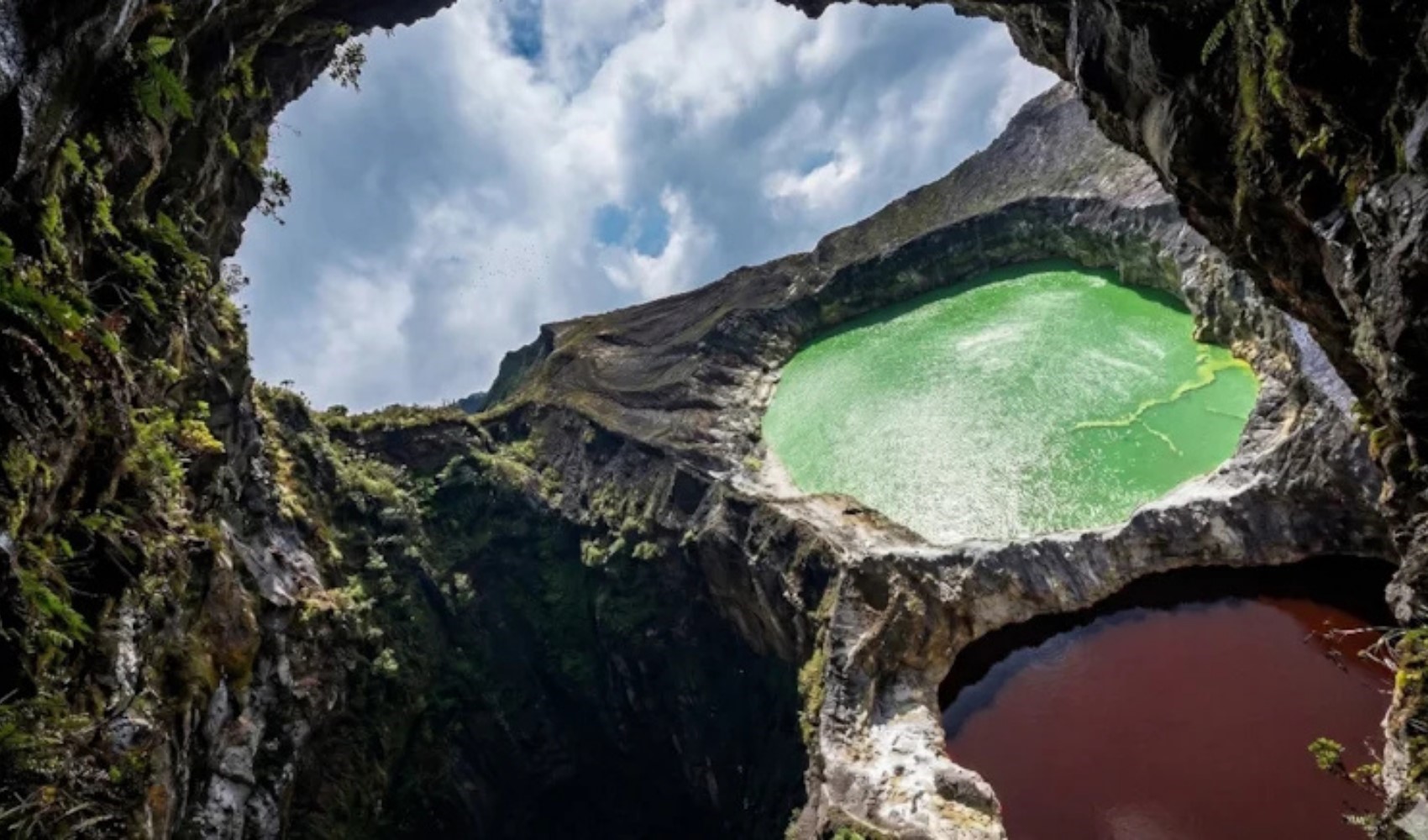 Bilim dünyası göllerin yılın farklı zamanlarında gösterdiği çarpıcı renk değişimlerinin gizemini çözmeye çalışıyor.
