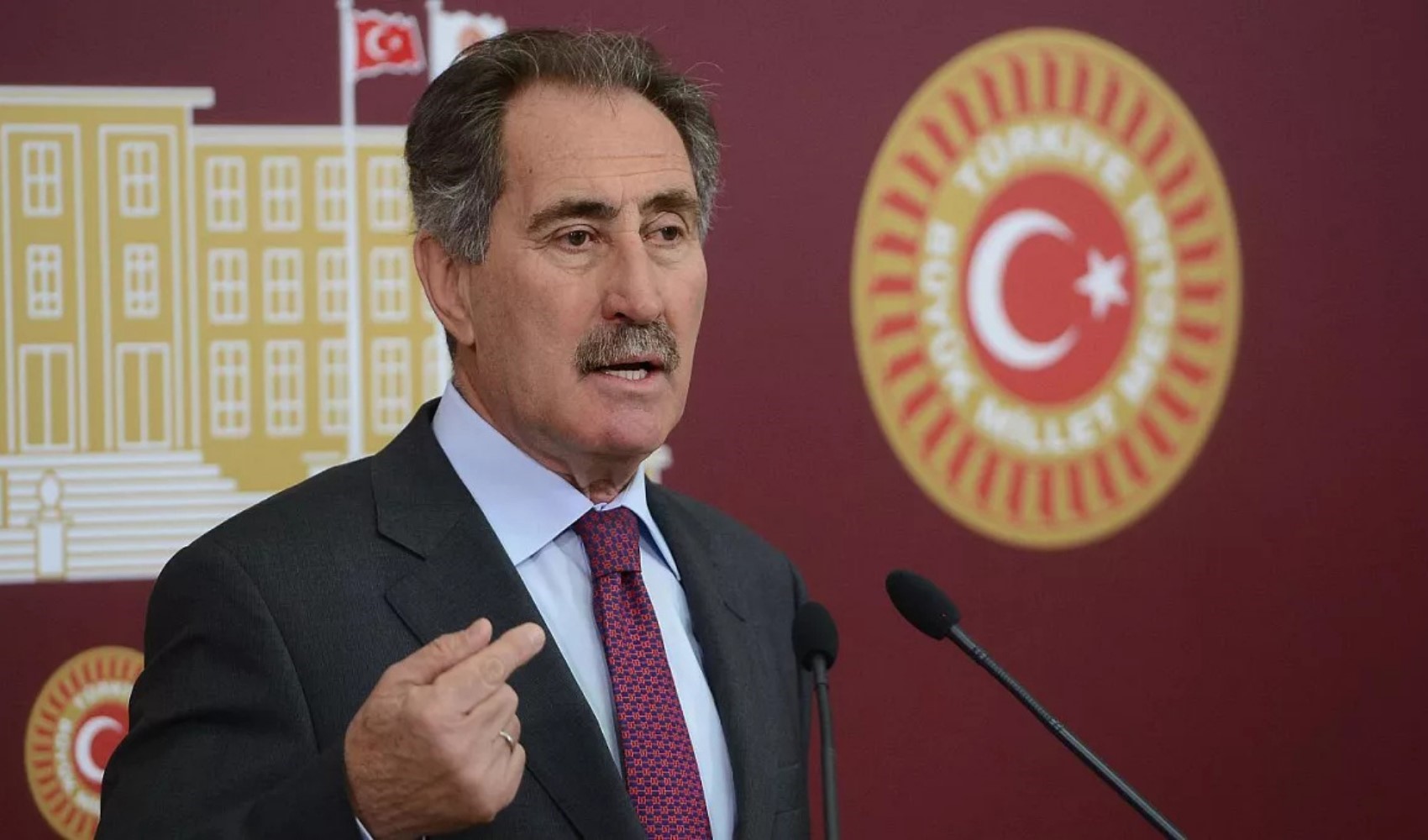 AKP'li bakandan rejime eleştiri...