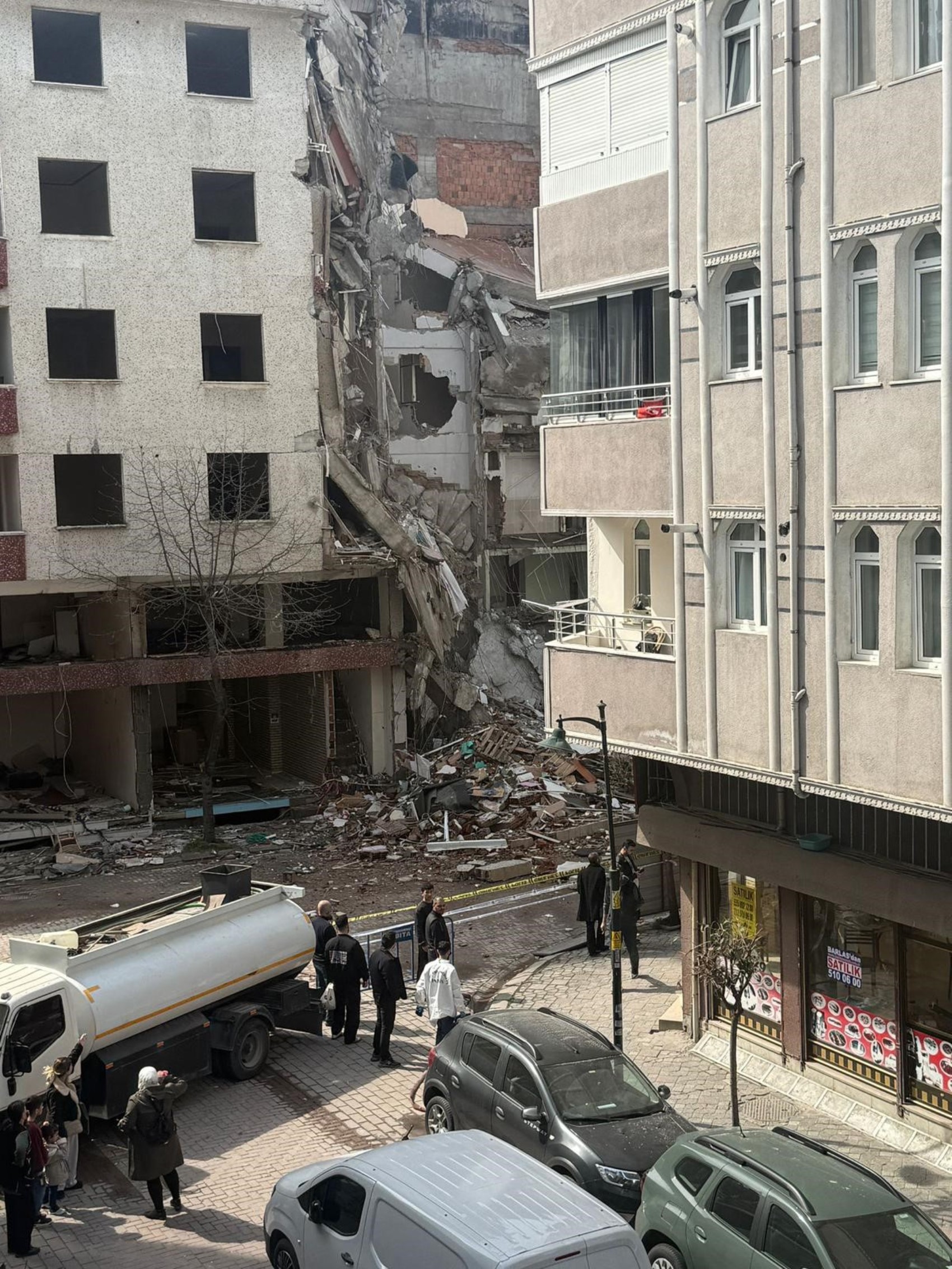 Bina yıkımı sırasında kopan parça çocuğun ölümüne neden oldu: İki parça taş düştü