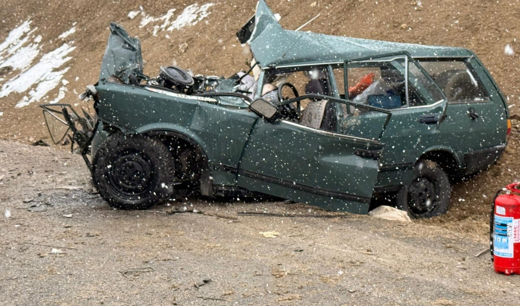 Öğretmenleri taşıyan servis ile otomobil çarpıştı