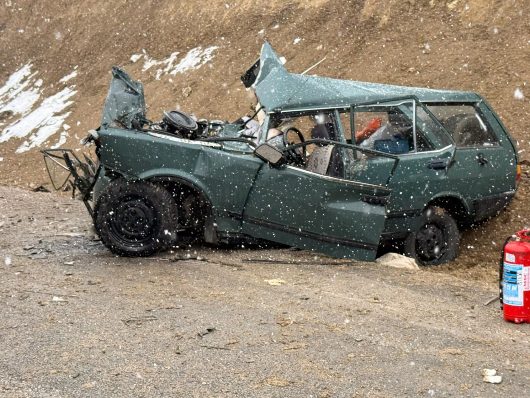 Öğretmenleri taşıyan servis ile otomobil çarpıştı