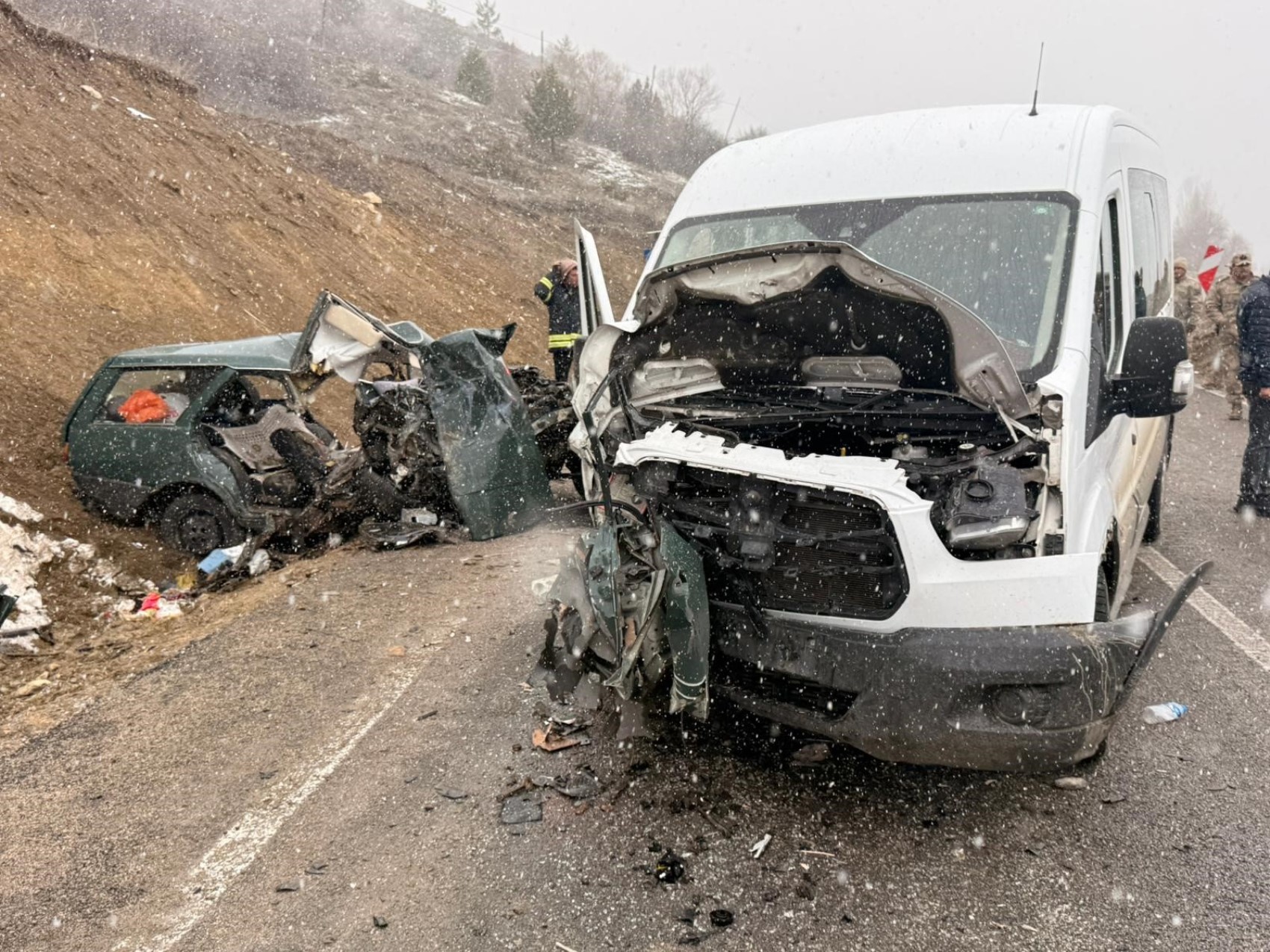 Öğretmenleri taşıyan servis ile otomobil çarpıştı