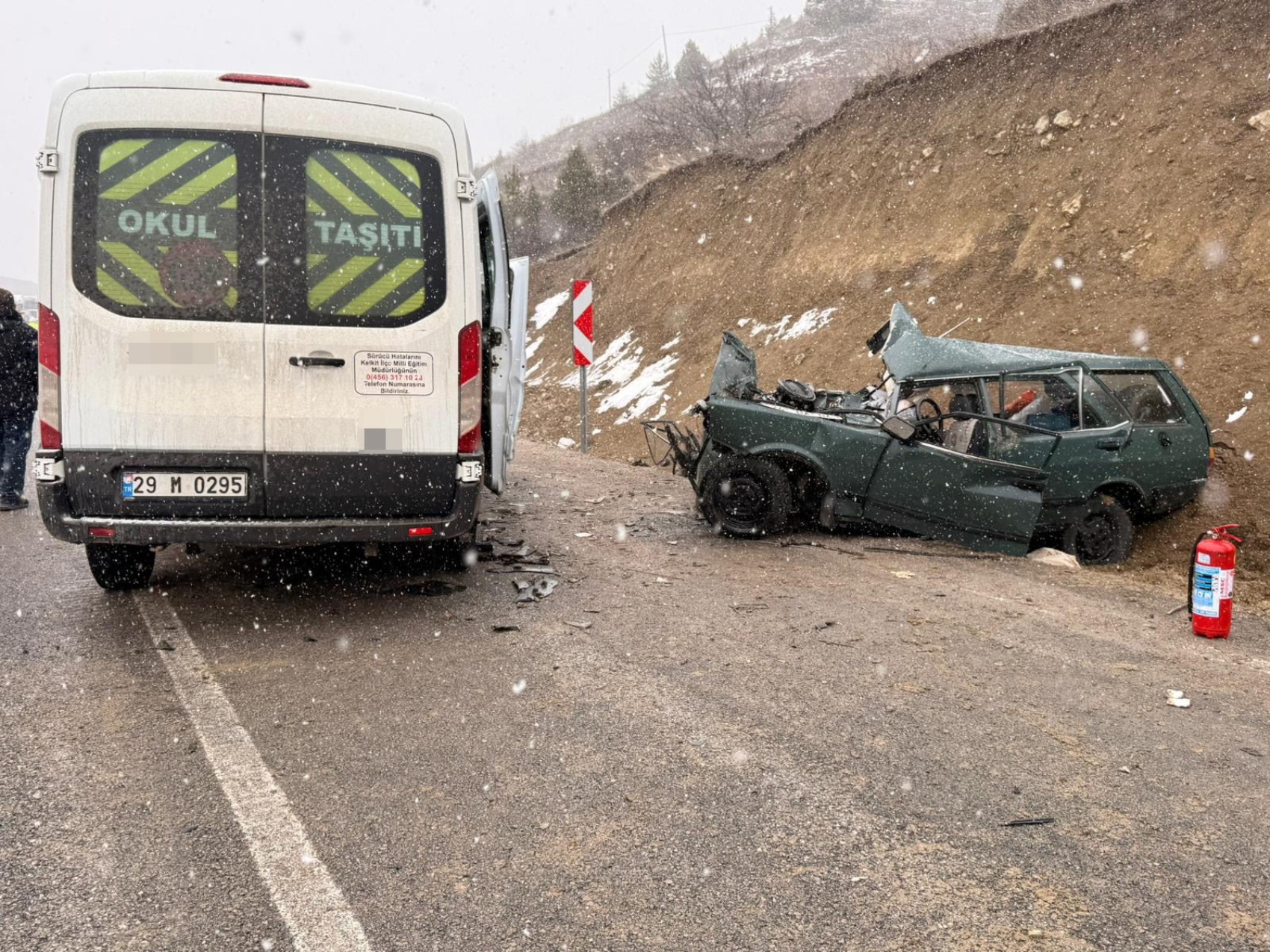 Öğretmenleri taşıyan servis ile otomobil çarpıştı