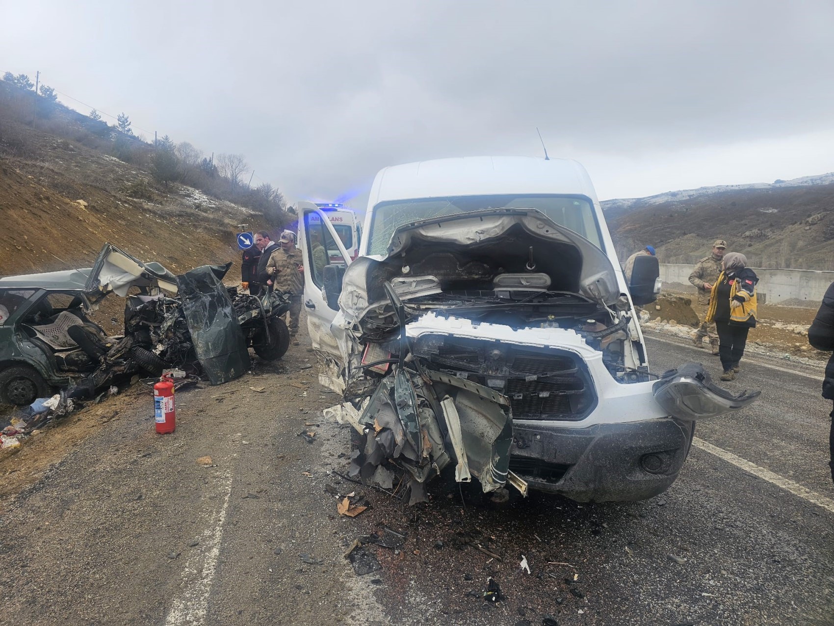 Öğretmenleri taşıyan servis ile otomobil çarpıştı