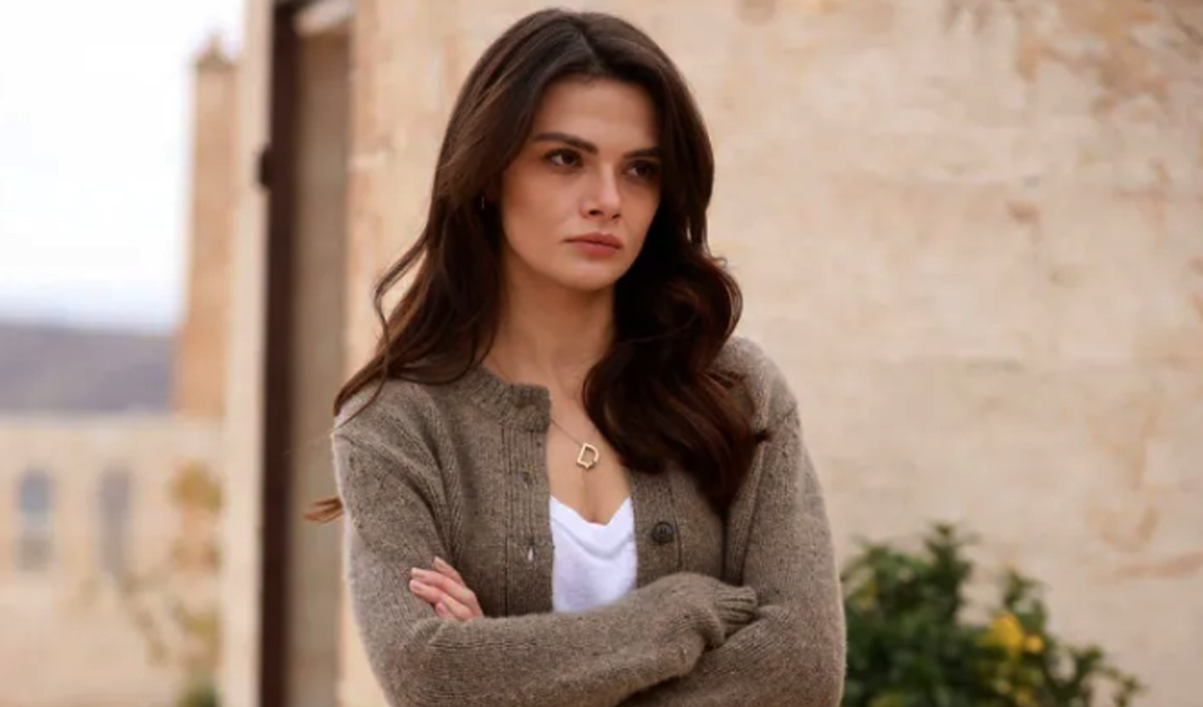 Uzak Şehir'in başrol oyuncusu Sinem Ünsal'a yurt dışına çıkış yasağı