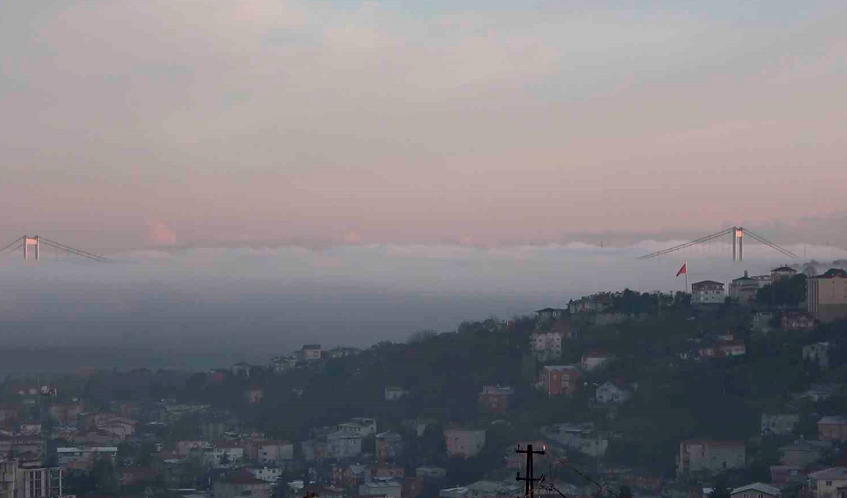 İstanbul'da sis manzarası: FSM Köprüsü gözden kayboldu