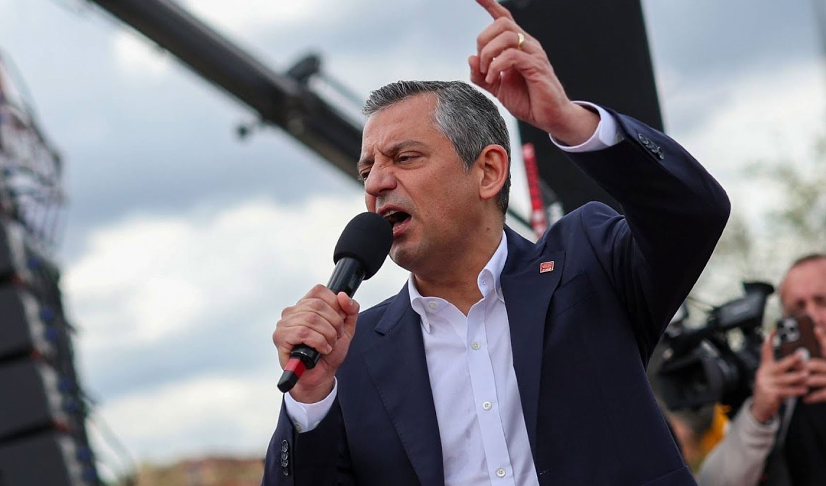 Özgür Özel Nevşehir’de konuşurken Akın Gürlek yuhalandı