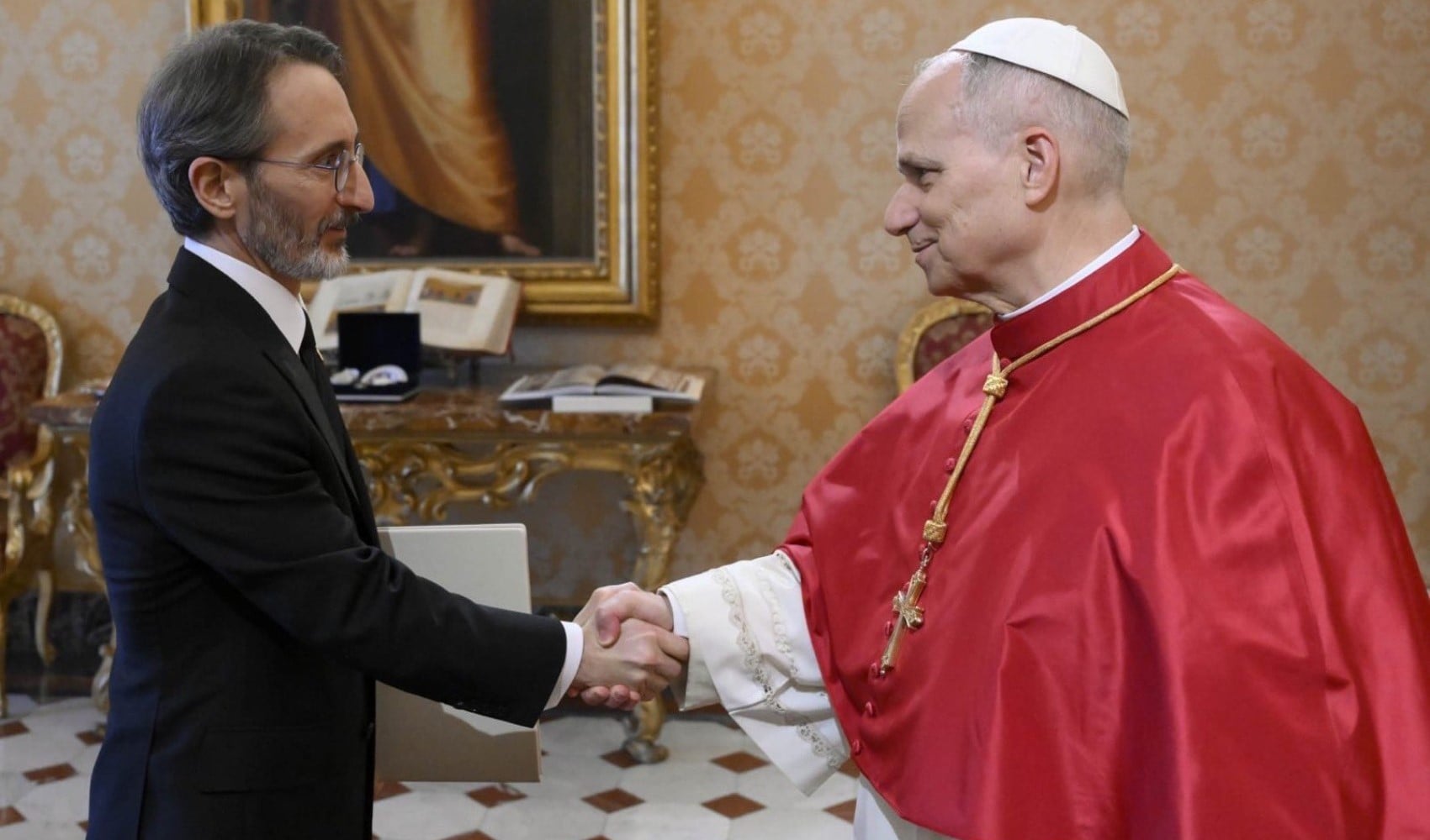 Fahrettin Altun'dan Papa'ya güven mektubu