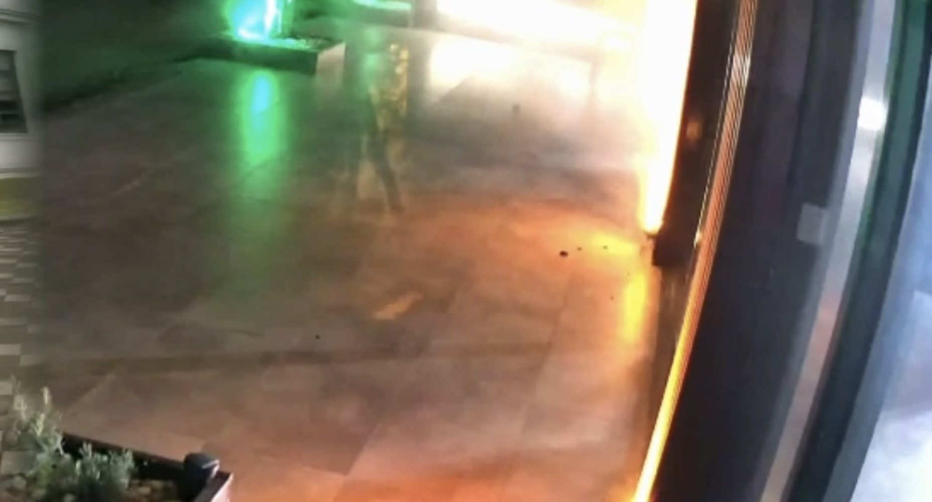 Oto galeriye el bombalı saldırı