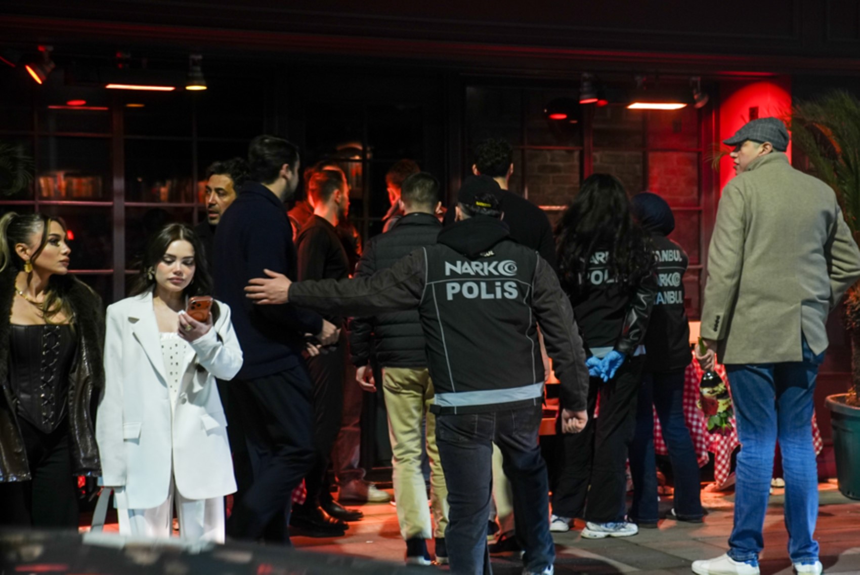 İstanbul'da eğlence mekanlarına uyuşturucu ve fuhuş operasyonu! Çok sayıda ünlü gözaltında