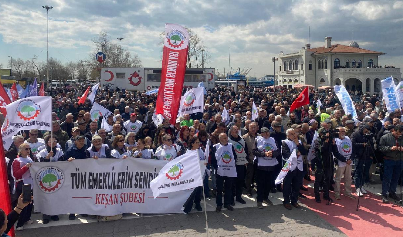Kadıköy’de emekli dayanışması: İnsan onuruna yaraşır yaşam çağrısı