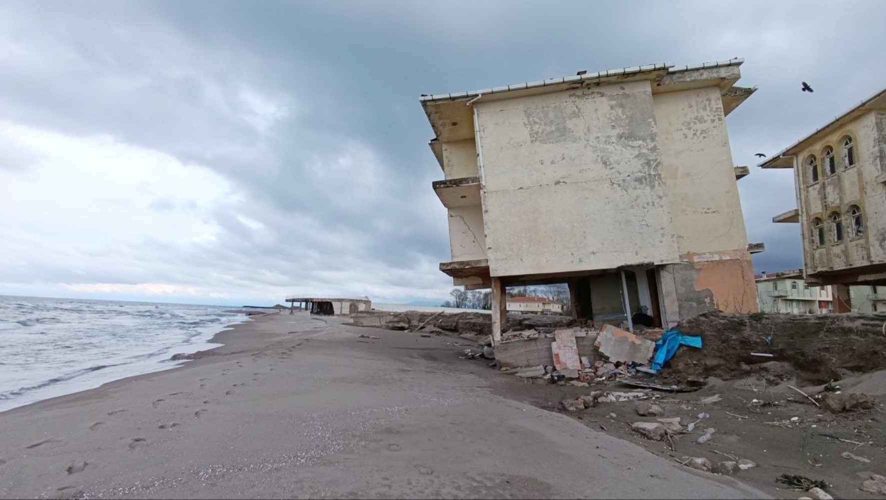 Deniz 100 metre içeri girdi, villalar çöktü