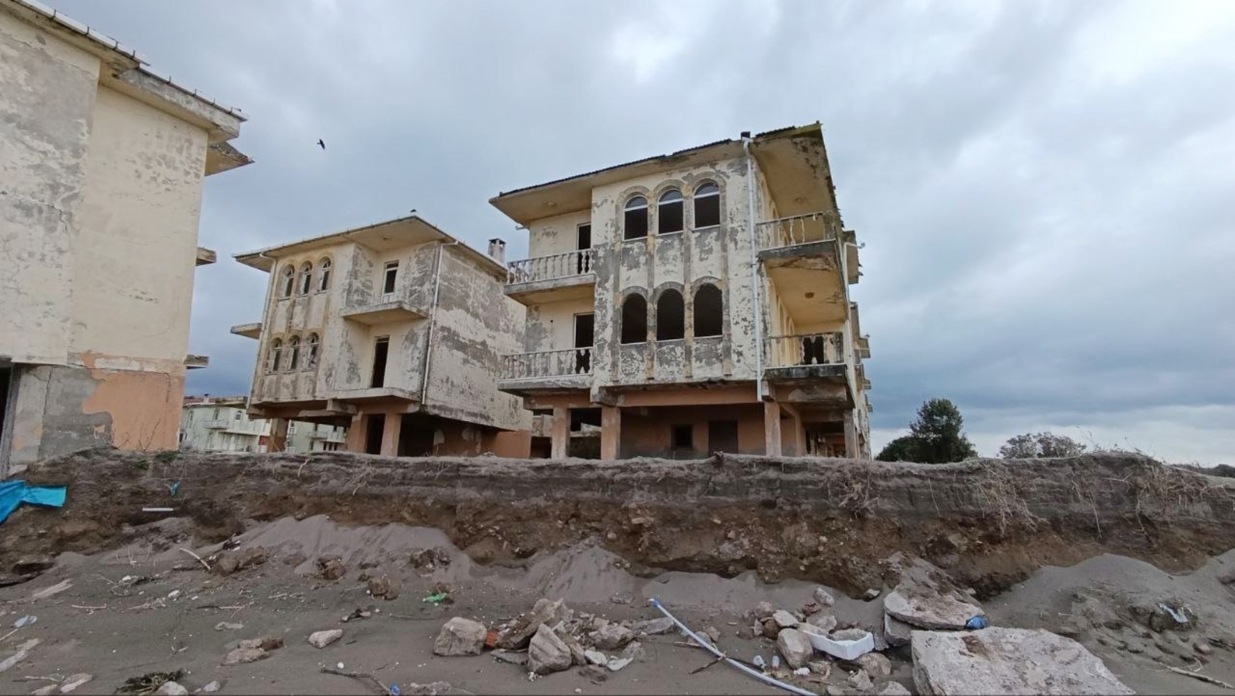 Deniz 100 metre içeri girdi, villalar çöktü