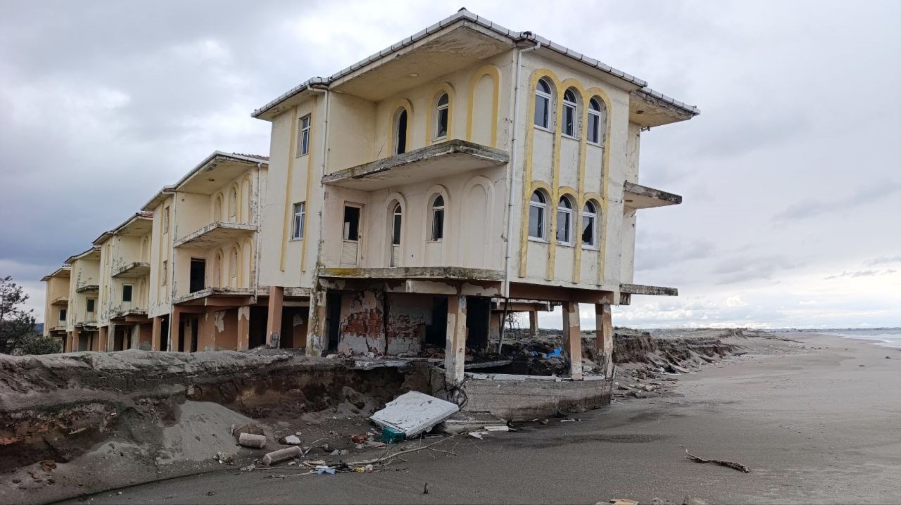 Deniz 100 metre içeri girdi, villalar çöktü