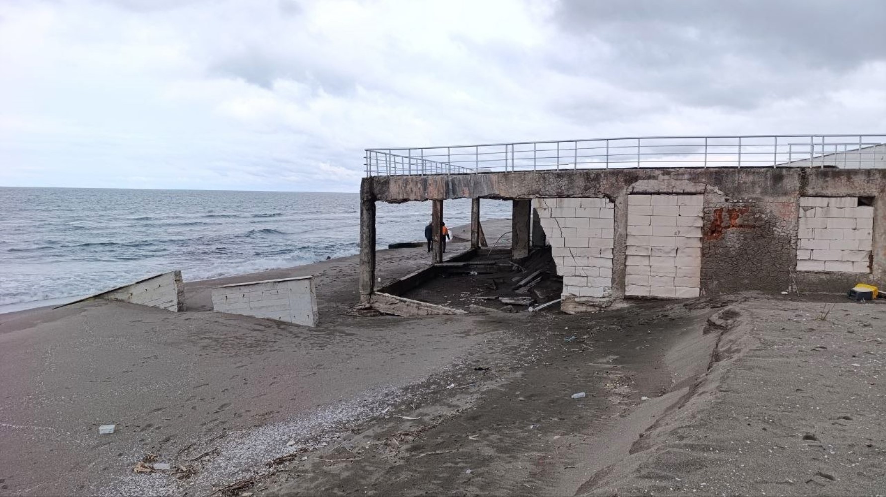 Deniz 100 metre içeri girdi, villalar çöktü