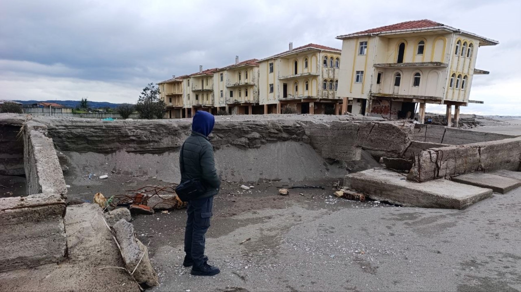 Deniz 100 metre içeri girdi, villalar çöktü