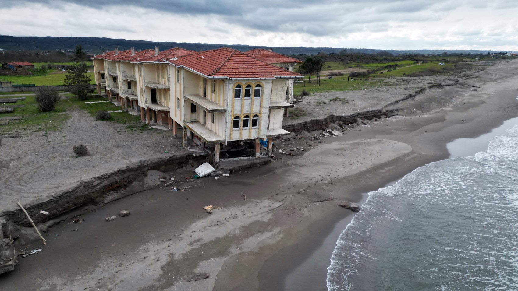 Deniz 100 metre içeri girdi, villalar çöktü
