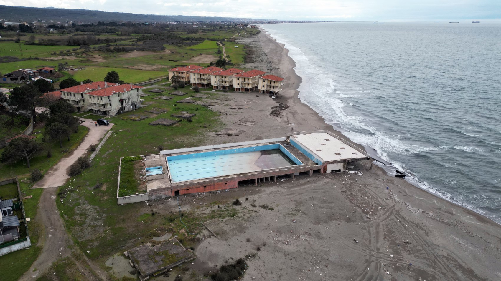 Deniz 100 metre içeri girdi, villalar çöktü