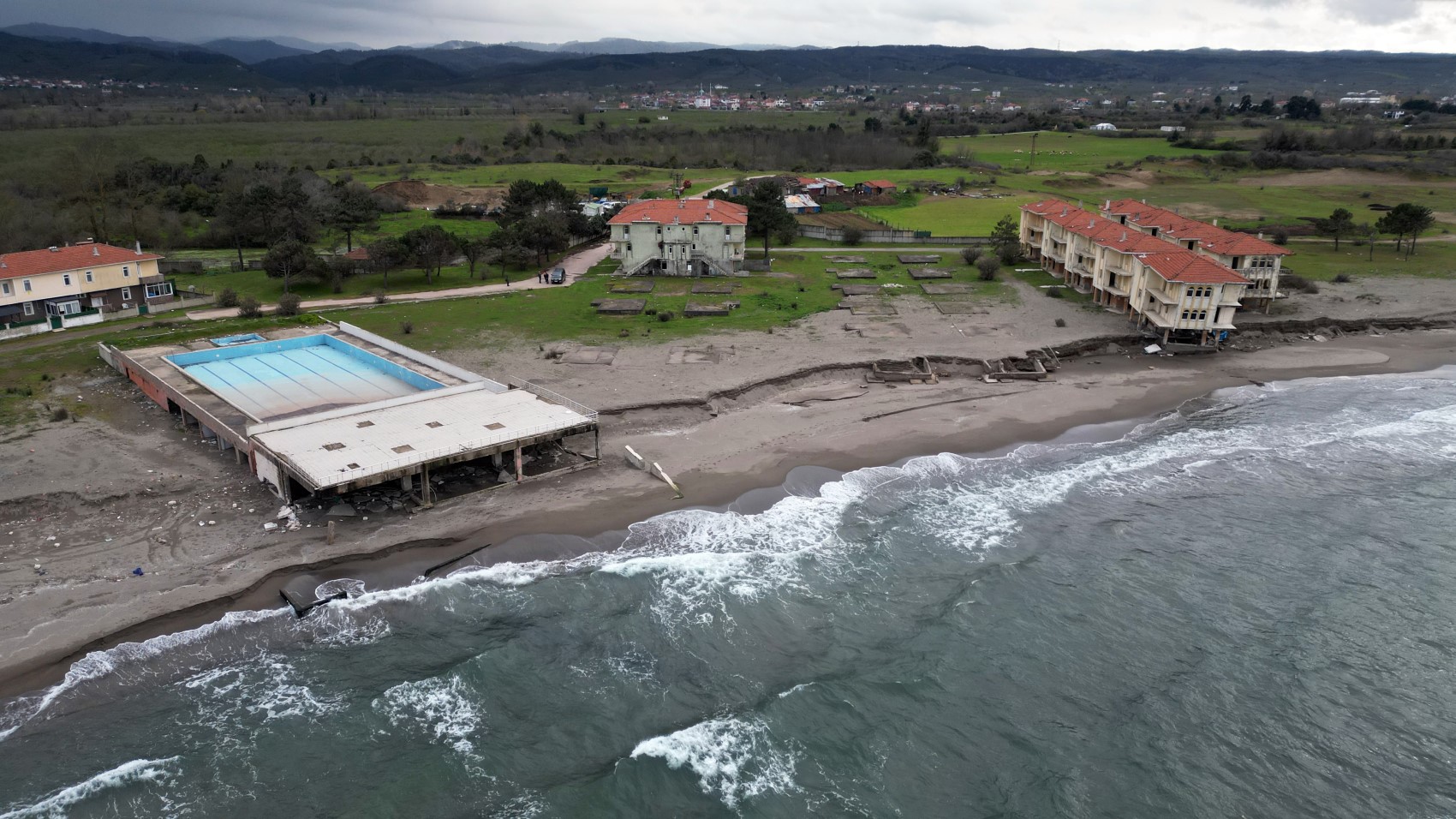 Deniz 100 metre içeri girdi, villalar çöktü