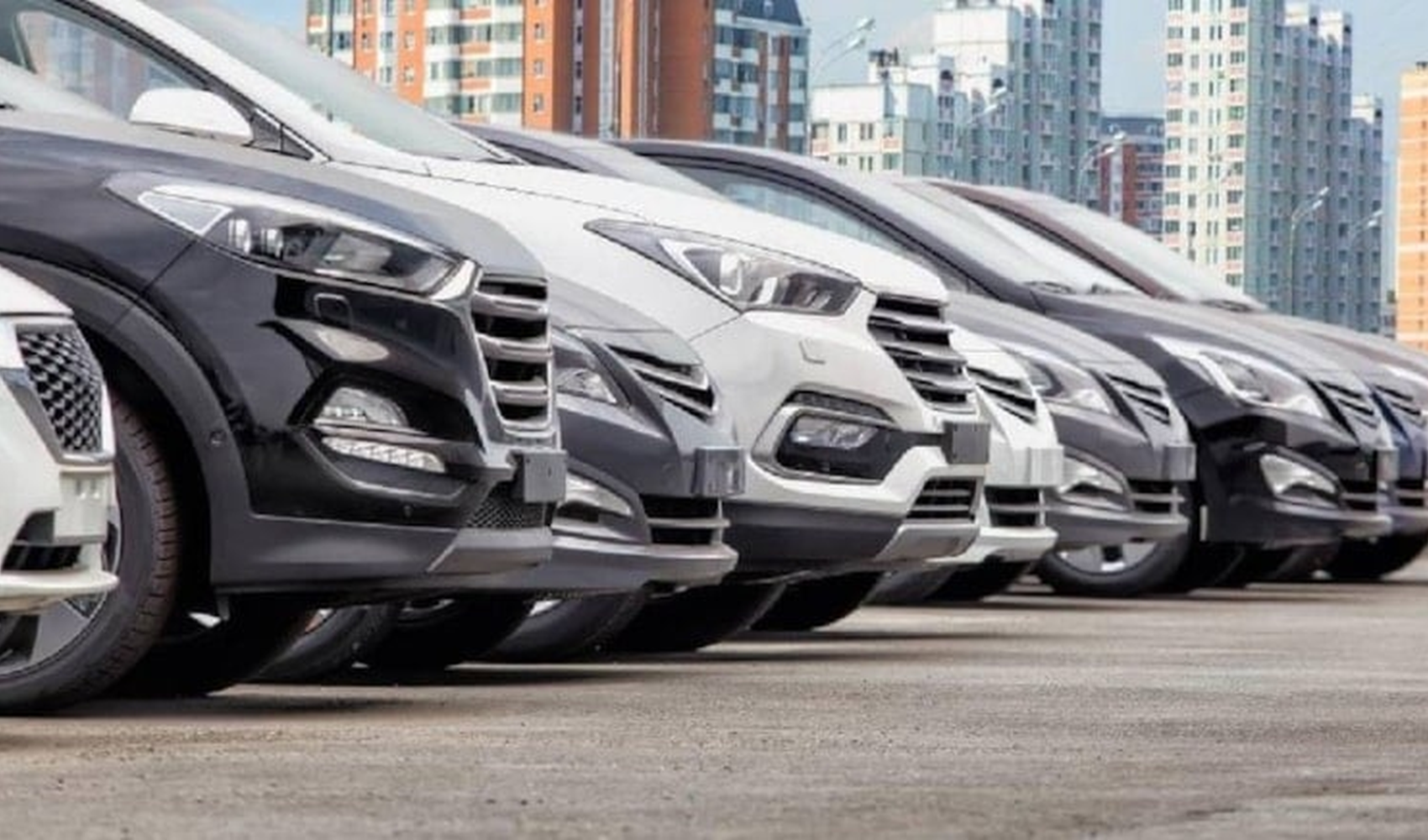 Sıra halinde dizilmiş otomobiller