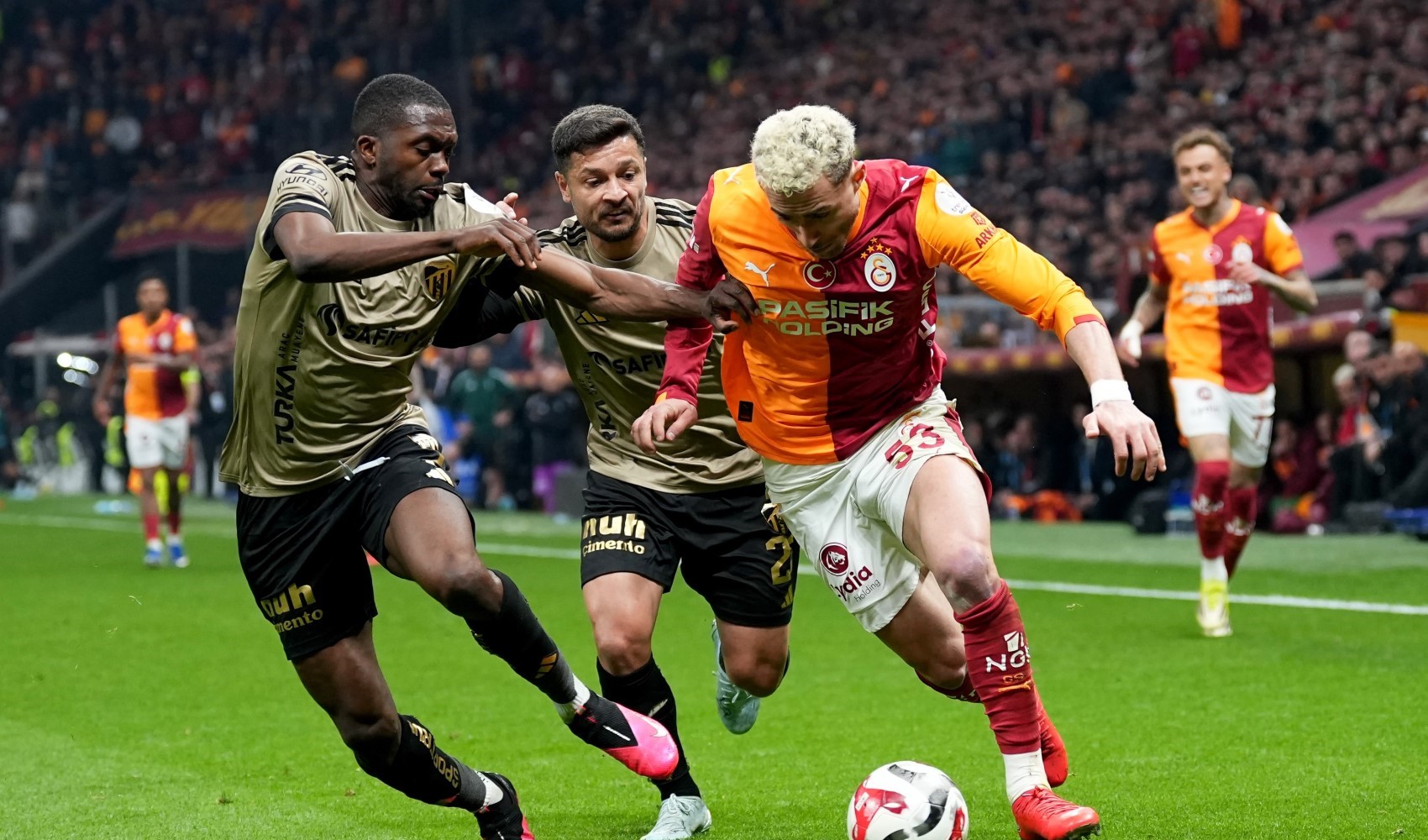 Galatasaray şampiyonluk yarışında yara aldı