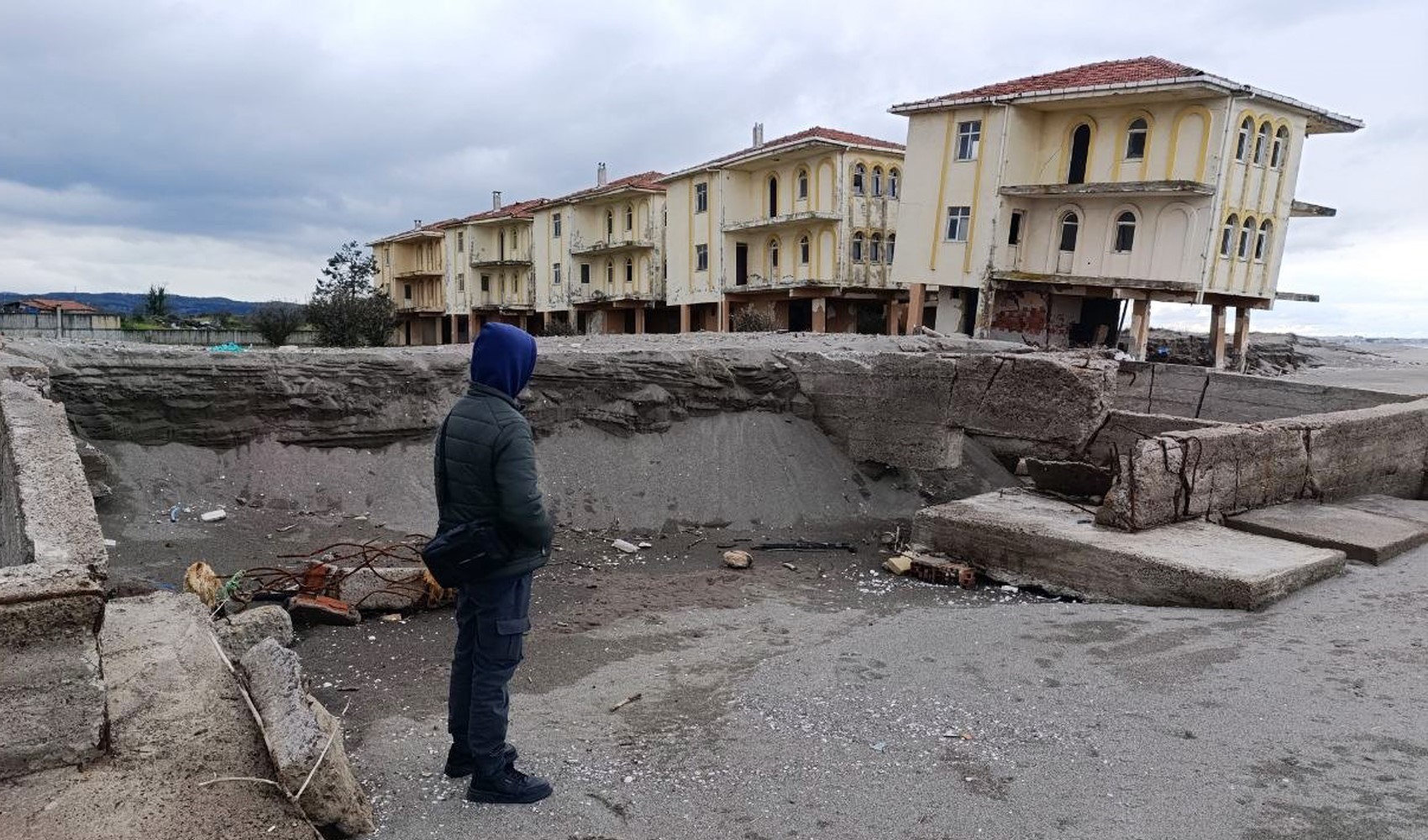 Deniz 100 metre içeri girdi, villalar çöktü