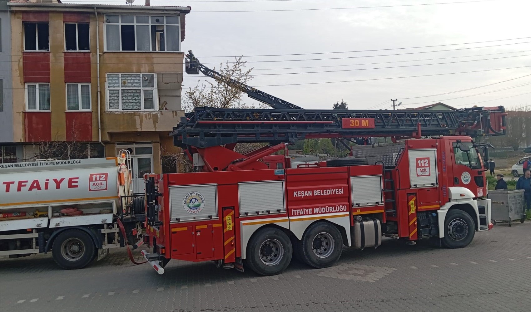Babasını arayıp 'evi yaktım gel' dedi